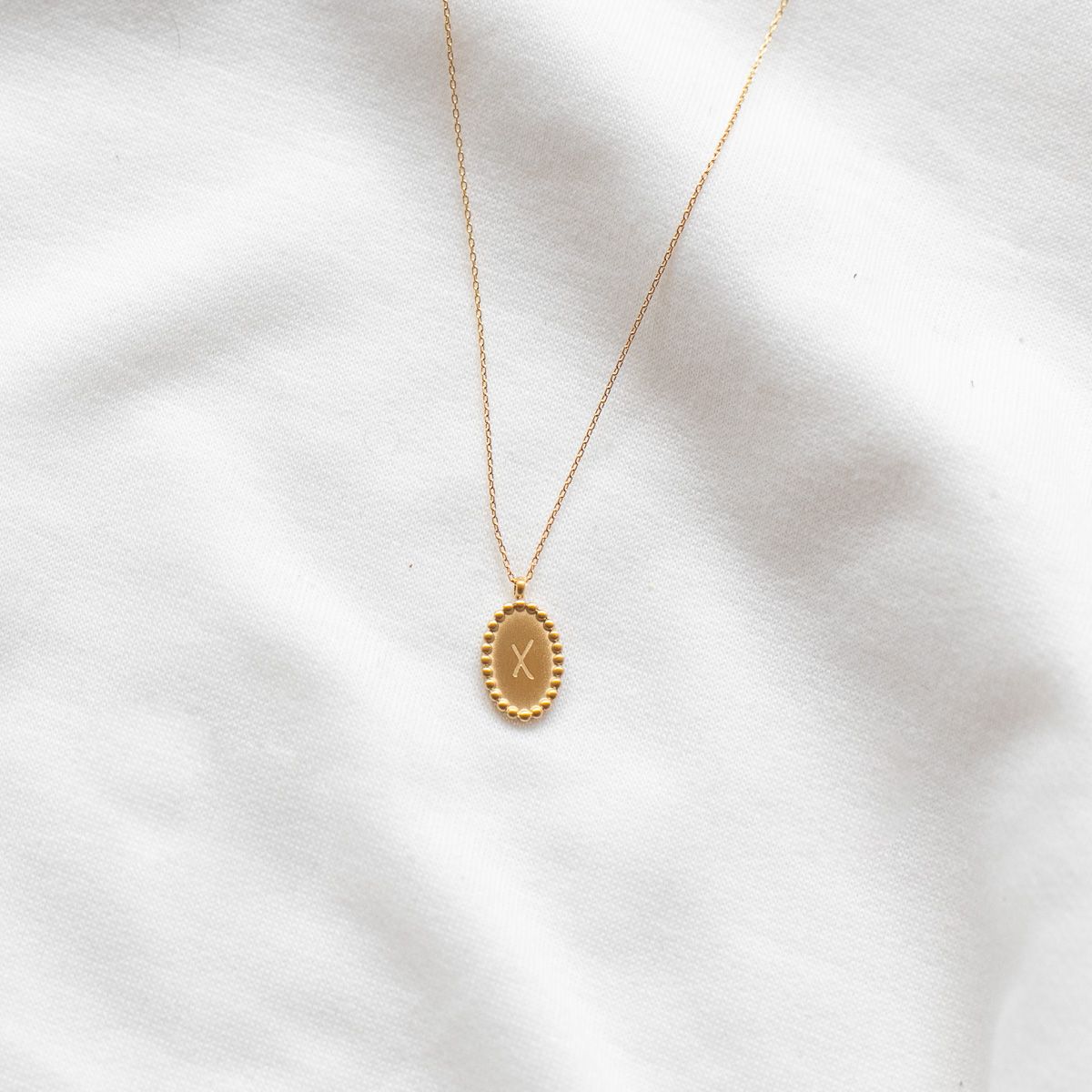 Collier médaillon gravé lettre alphabet