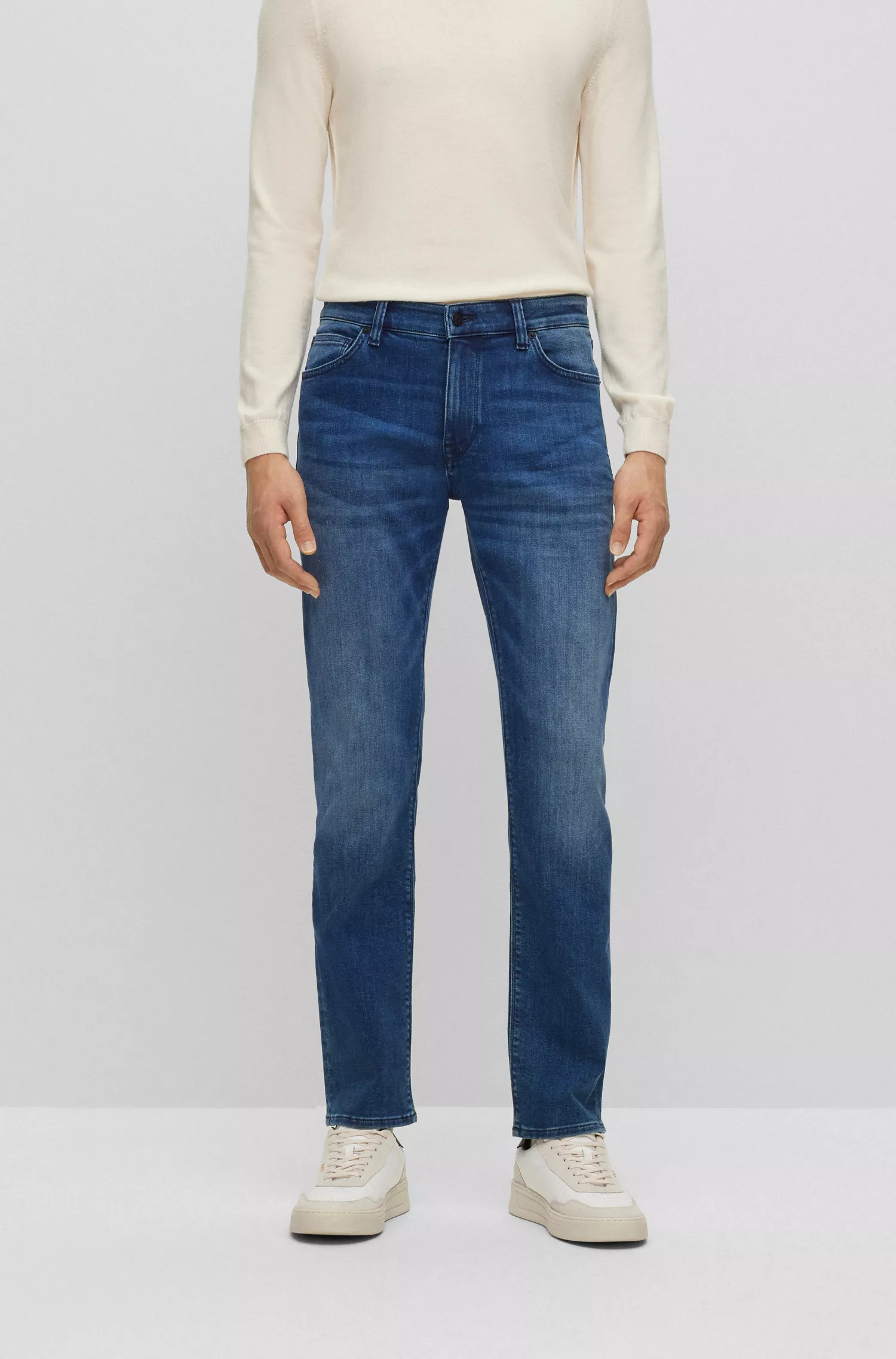 Calça jeans BOSS preta, corte regular, em denim Coolmax® azul.
