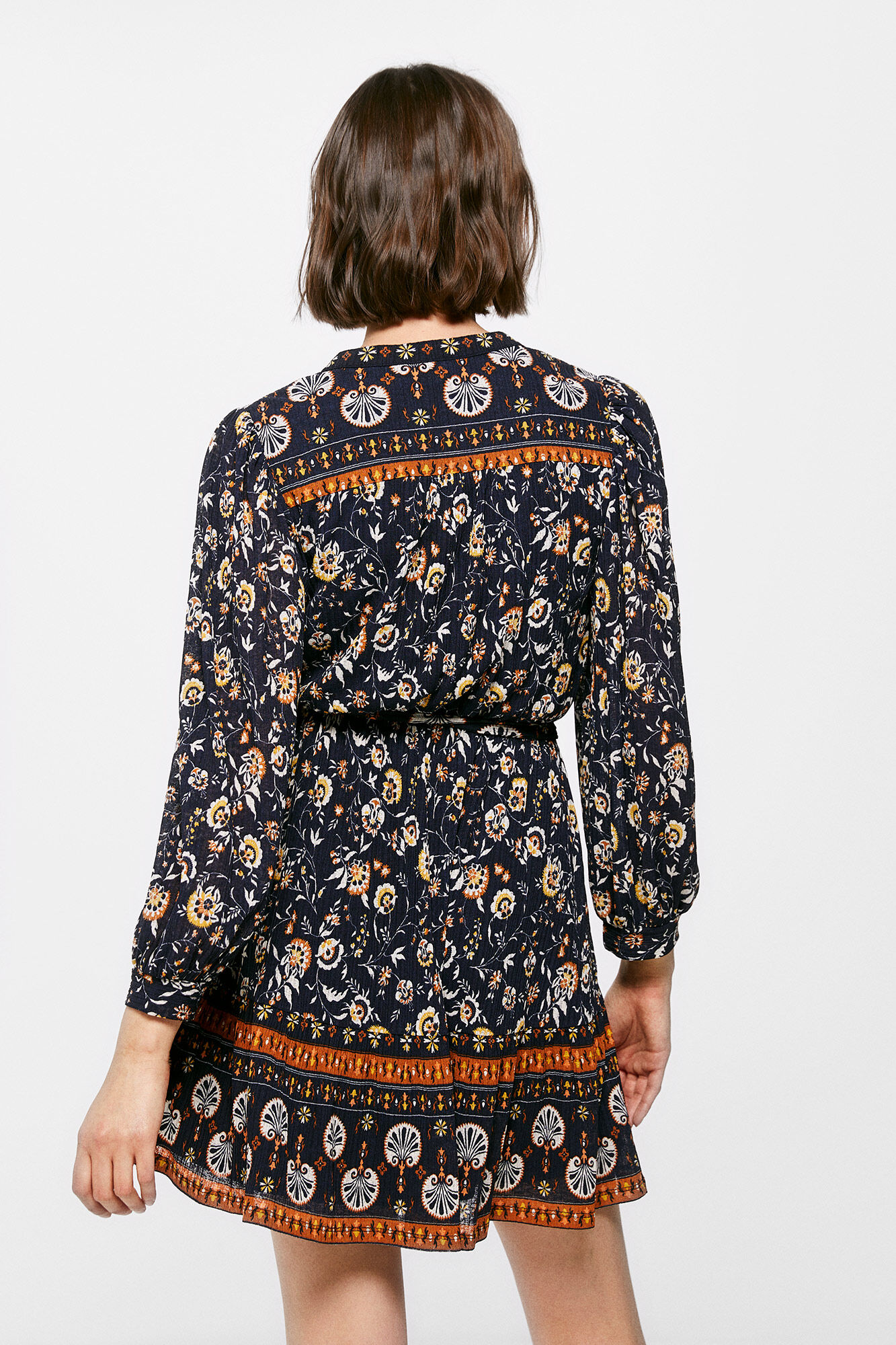 Vestido curto com flores e bordados