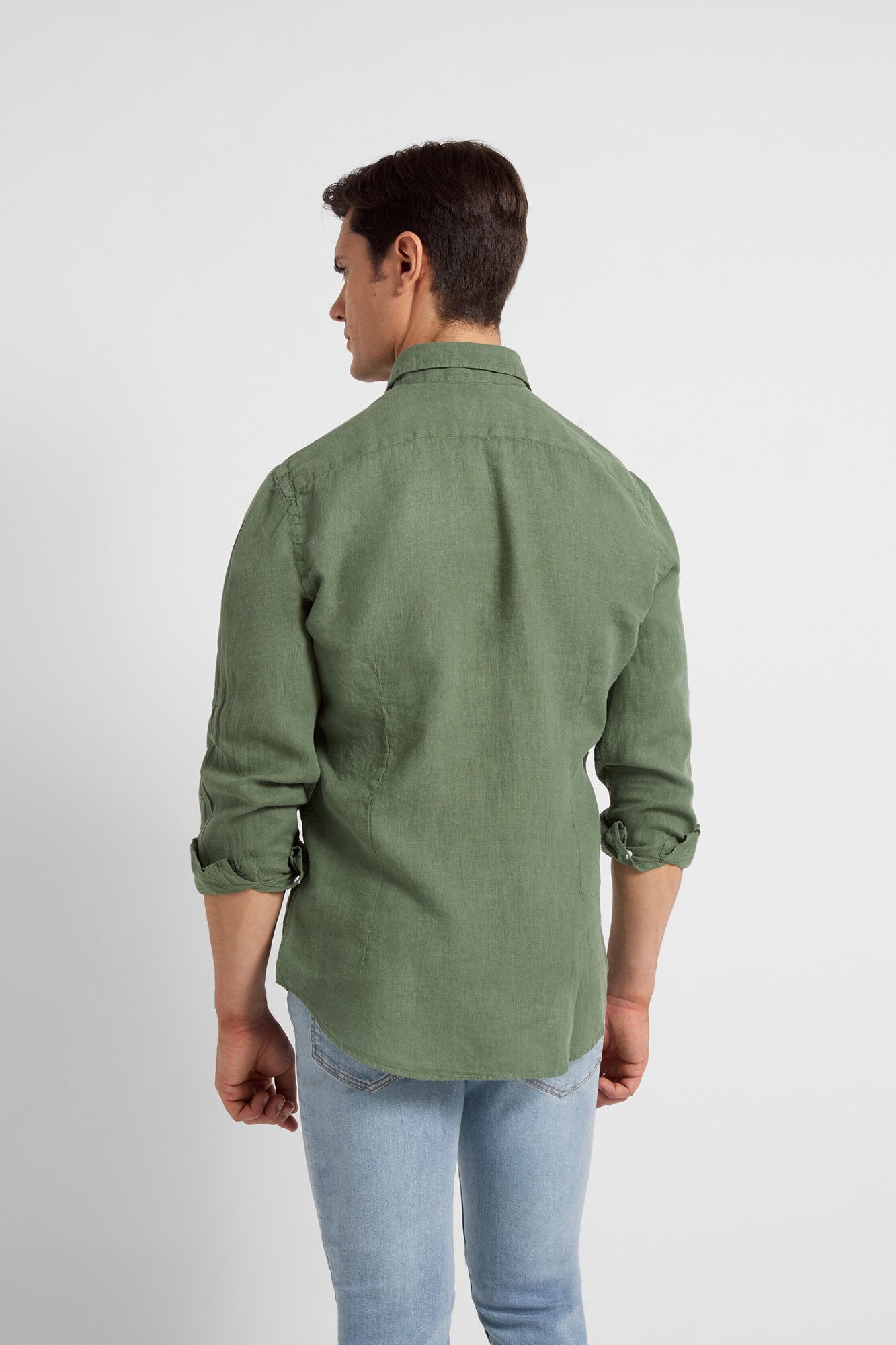 Camisa esportiva verde-escura em linho natural