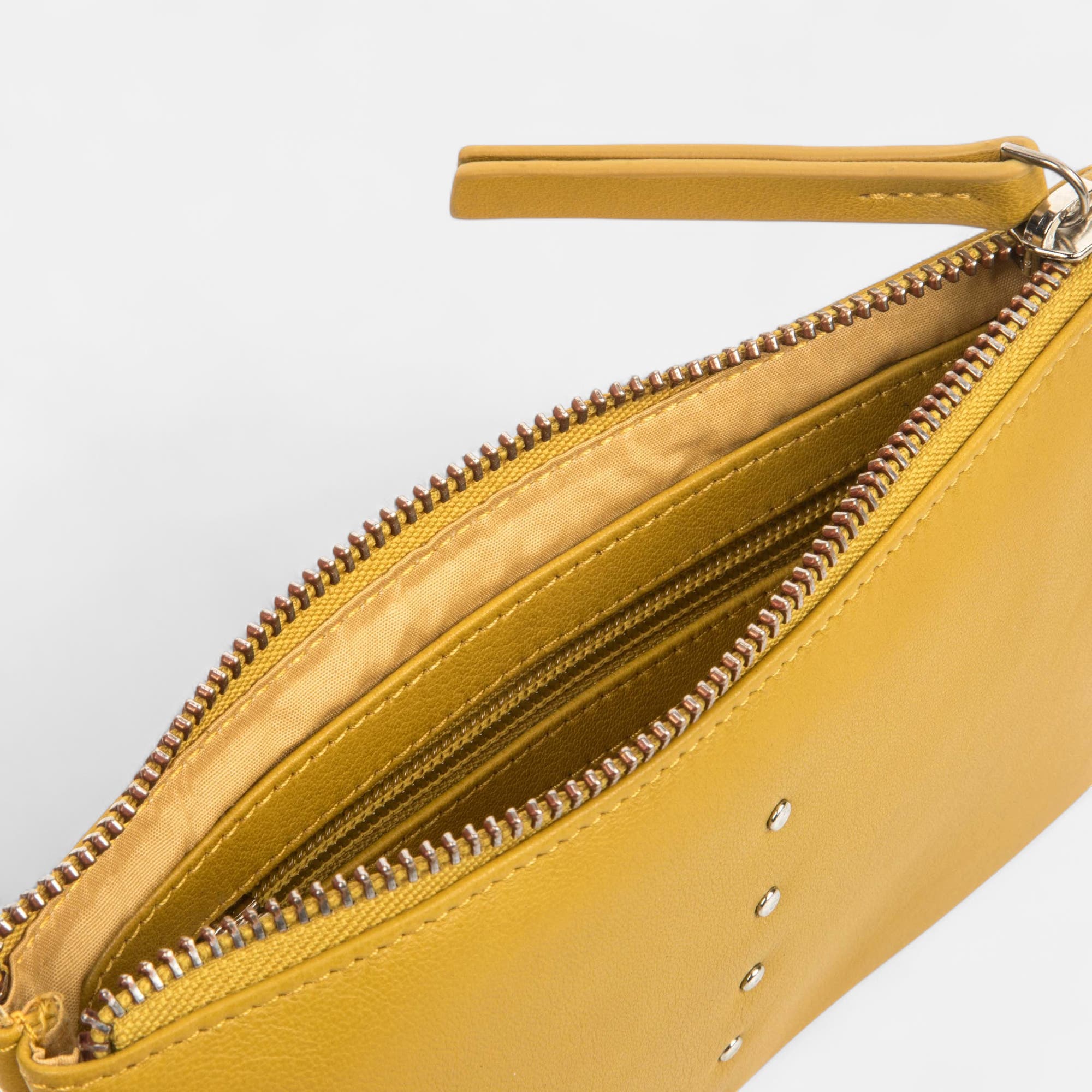 Petite maroquinerie en cuir jaune