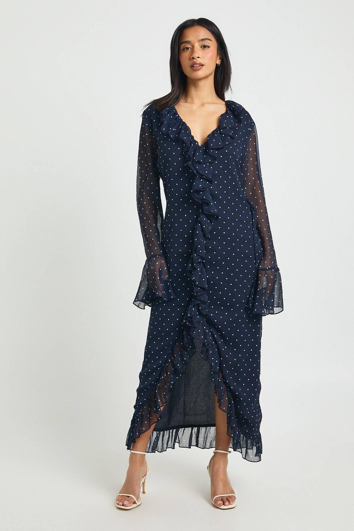 boohoo Robe Mi-Longue Petite en Mousseline à Pois avec Détails Volantés
