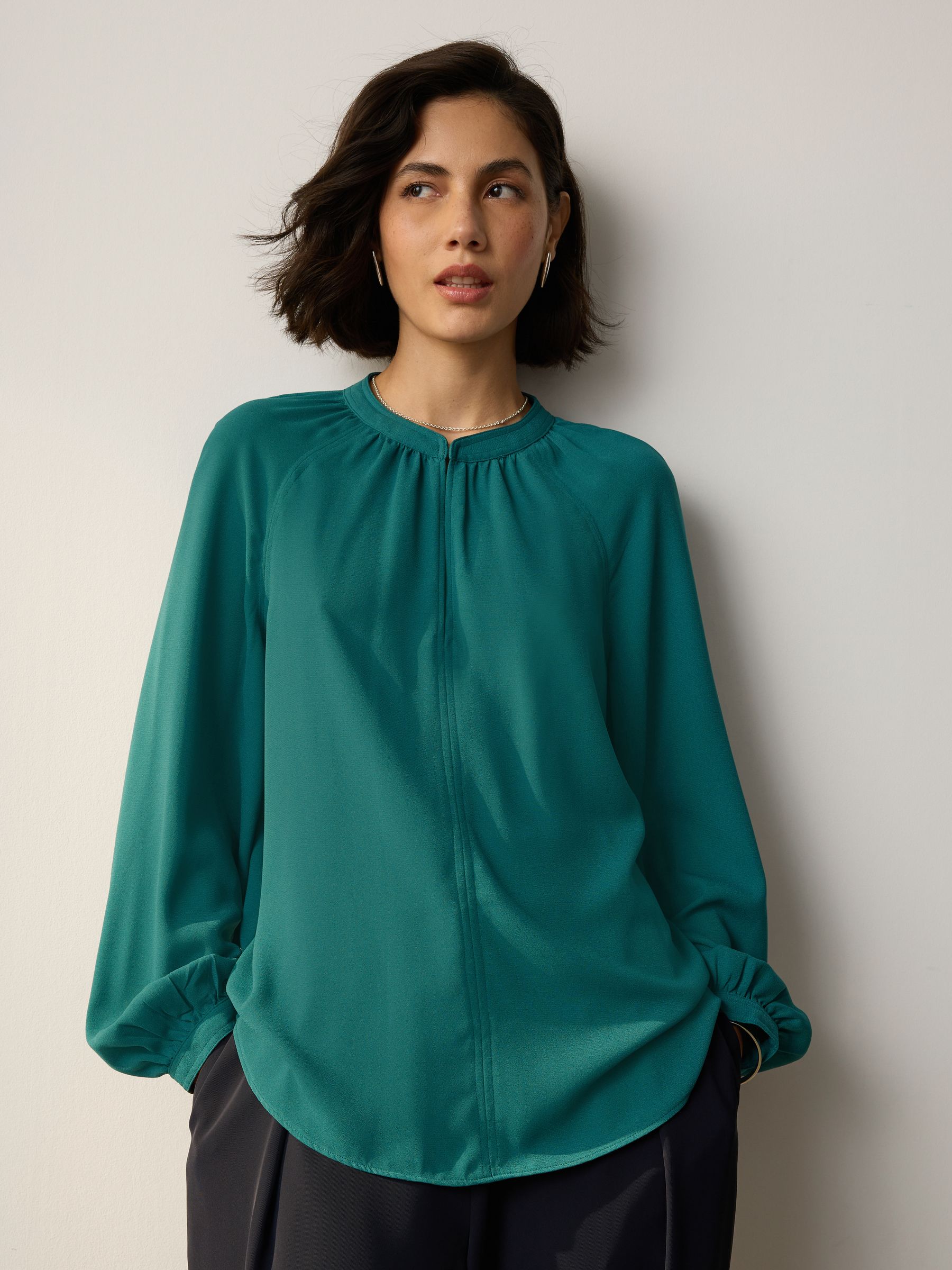 Blauwgroen - Blouse met V-hals en lange mouwen