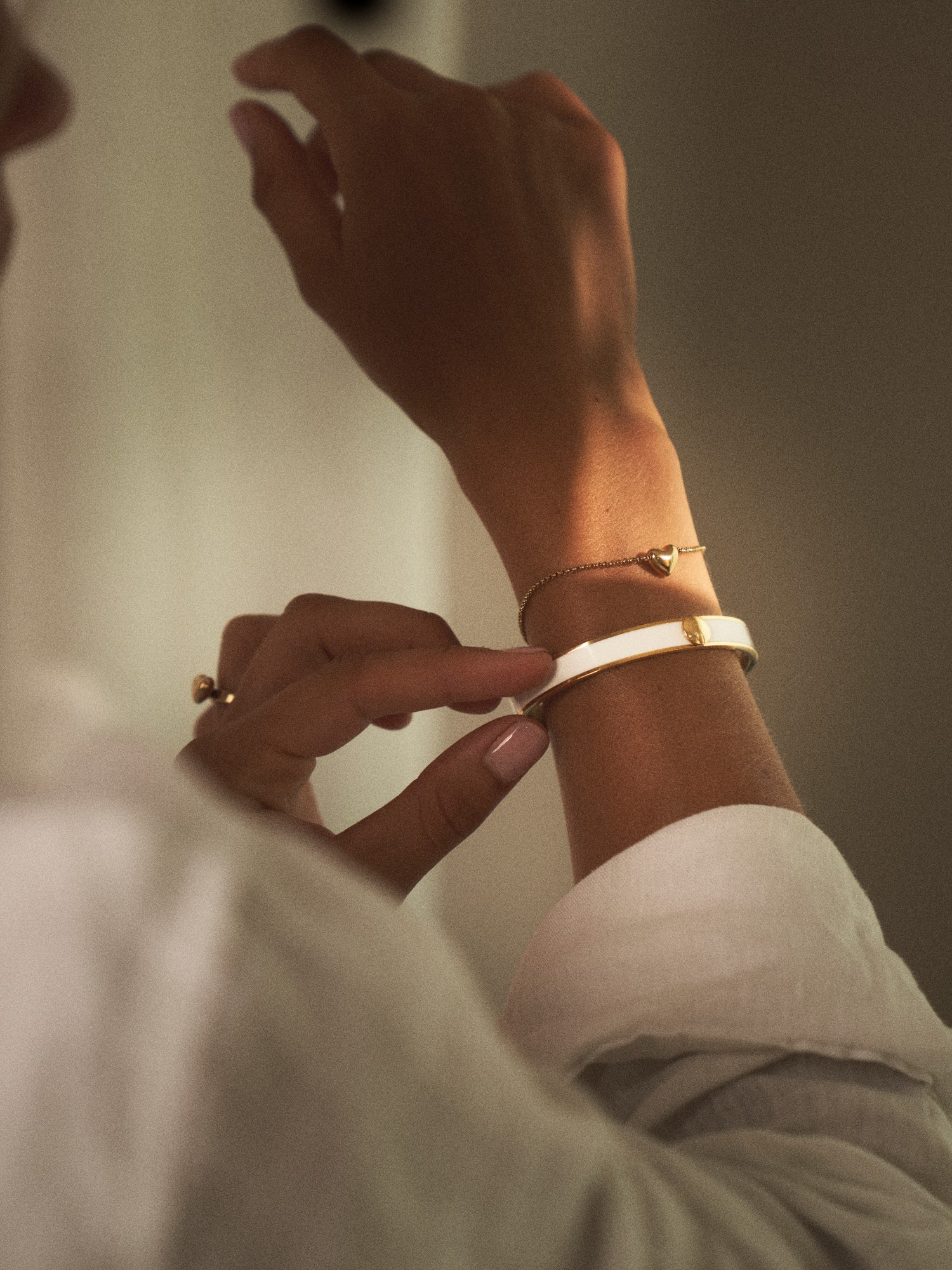 Capri-armbånd | 14k forgyldt rustfrit stål/emalje. Ø6 cm. | White | BUD TO ROSE