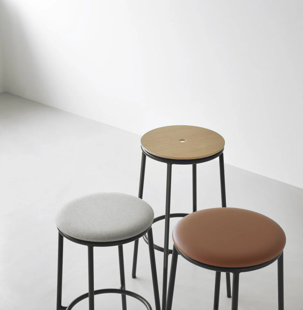 Normann Copenhagen  Circa barstol, sort/Brandy - 65 cm.