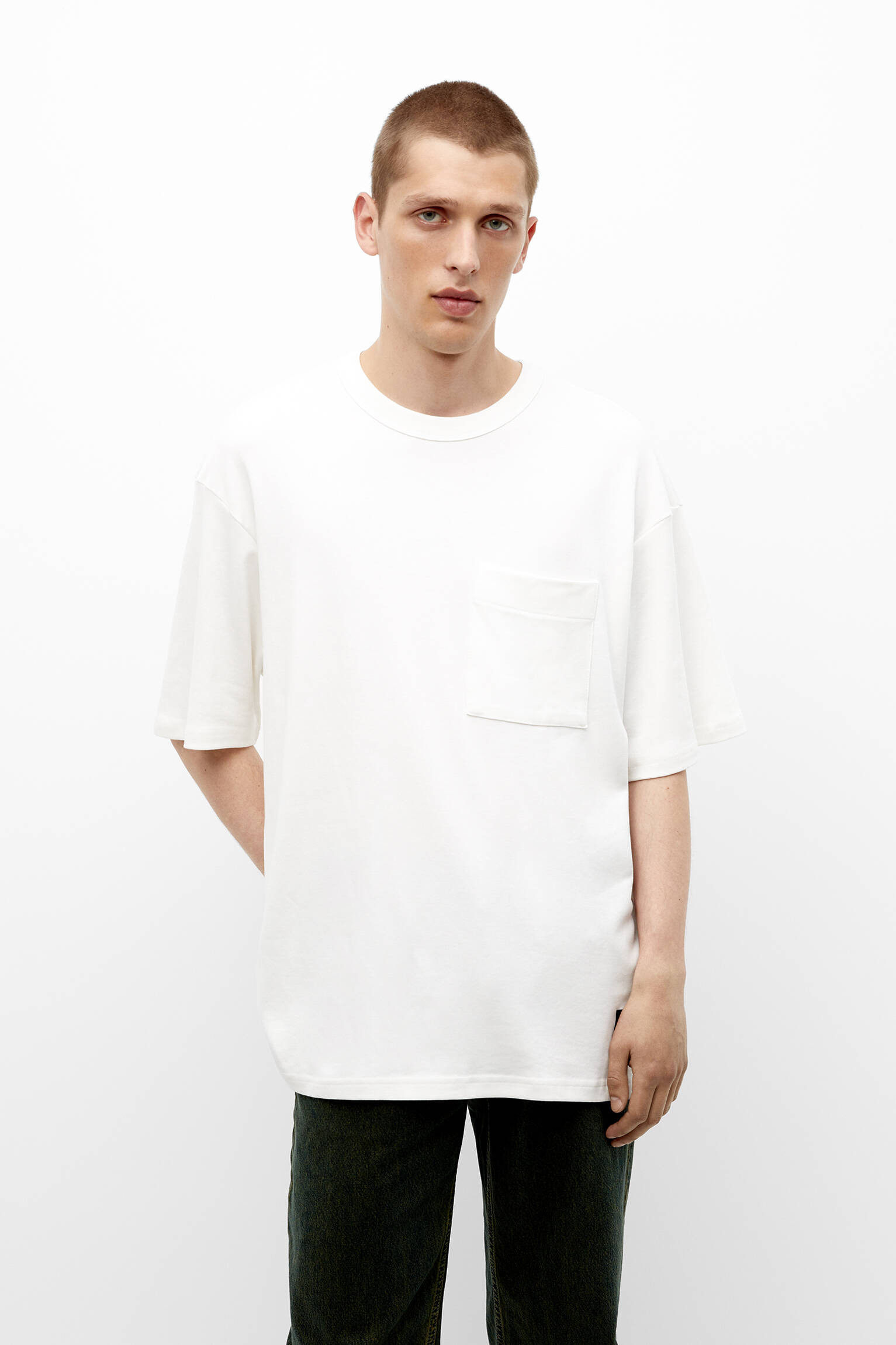 CAMISETA DE MANGA CURTA COM BOLSO - BRANCA