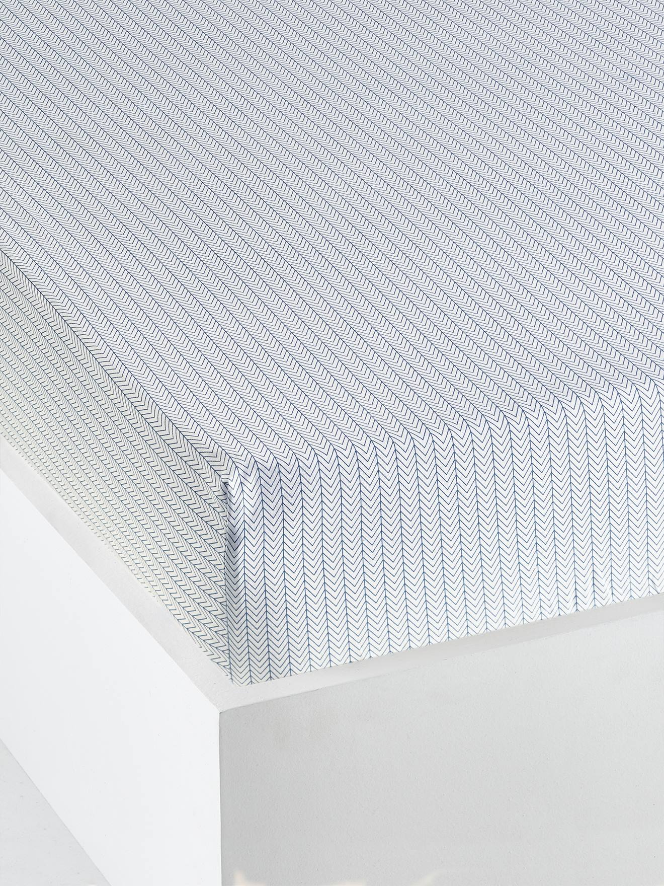 Lençol de elástico infantil Alpino, branco claro com estampa.