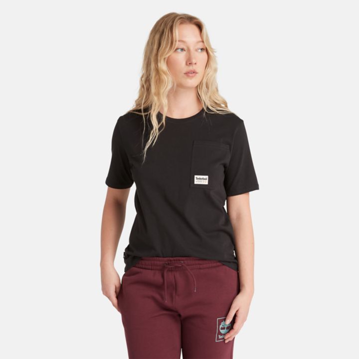 Camiseta feminina preta com bolso inclinado.