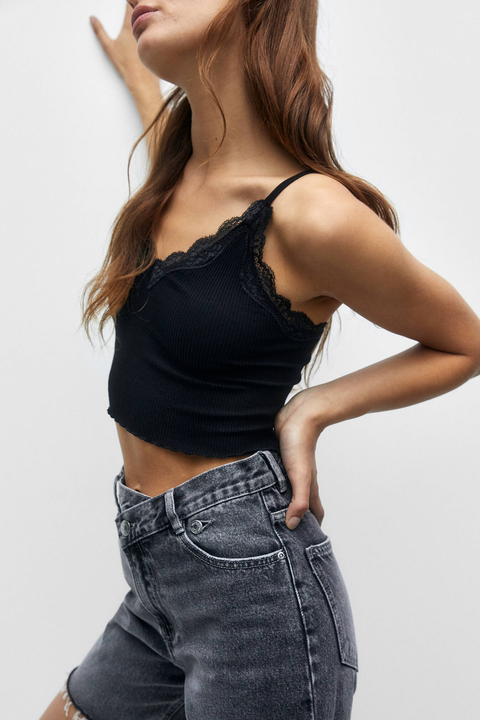 Top cropped com detalhes de lingerie - Preto