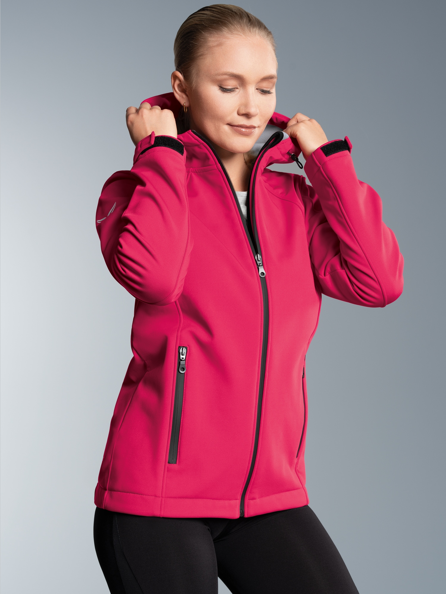Taillierte Softshell–Kapuzenjacke Koralle