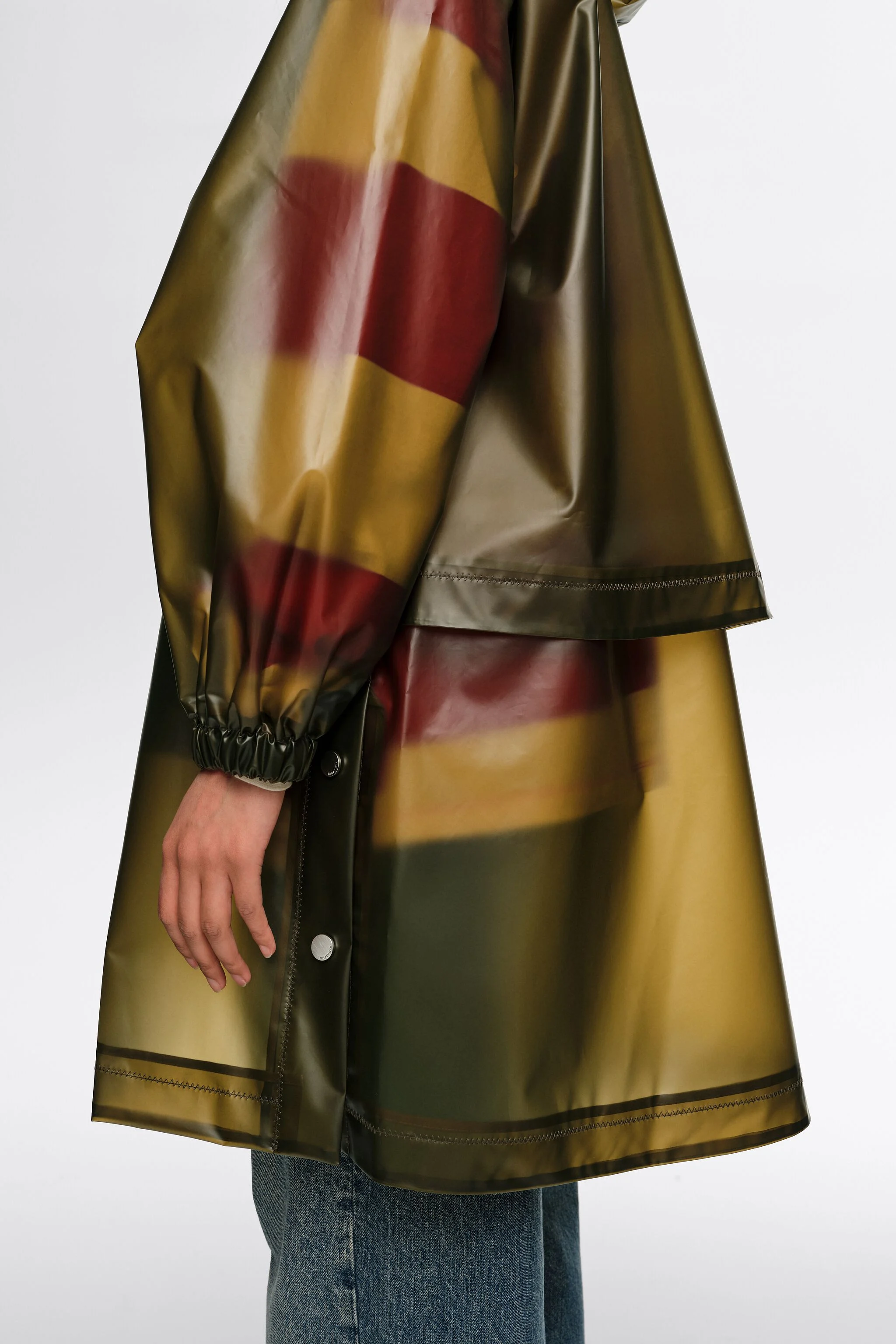 Trench coat transparente em formato A na cor oliva