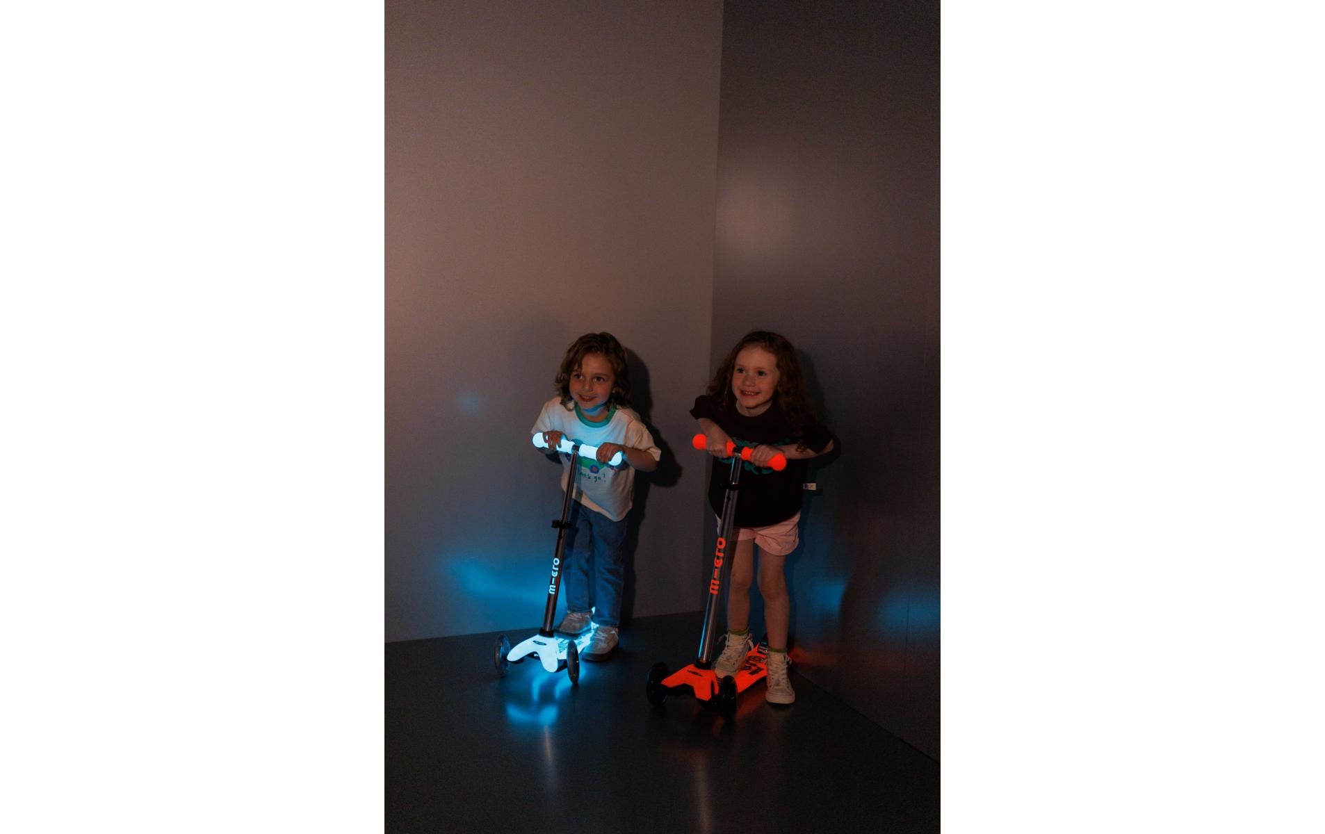 Kickboard Maxi Micro Deluxe Glow LED RotScooter für Kinder
