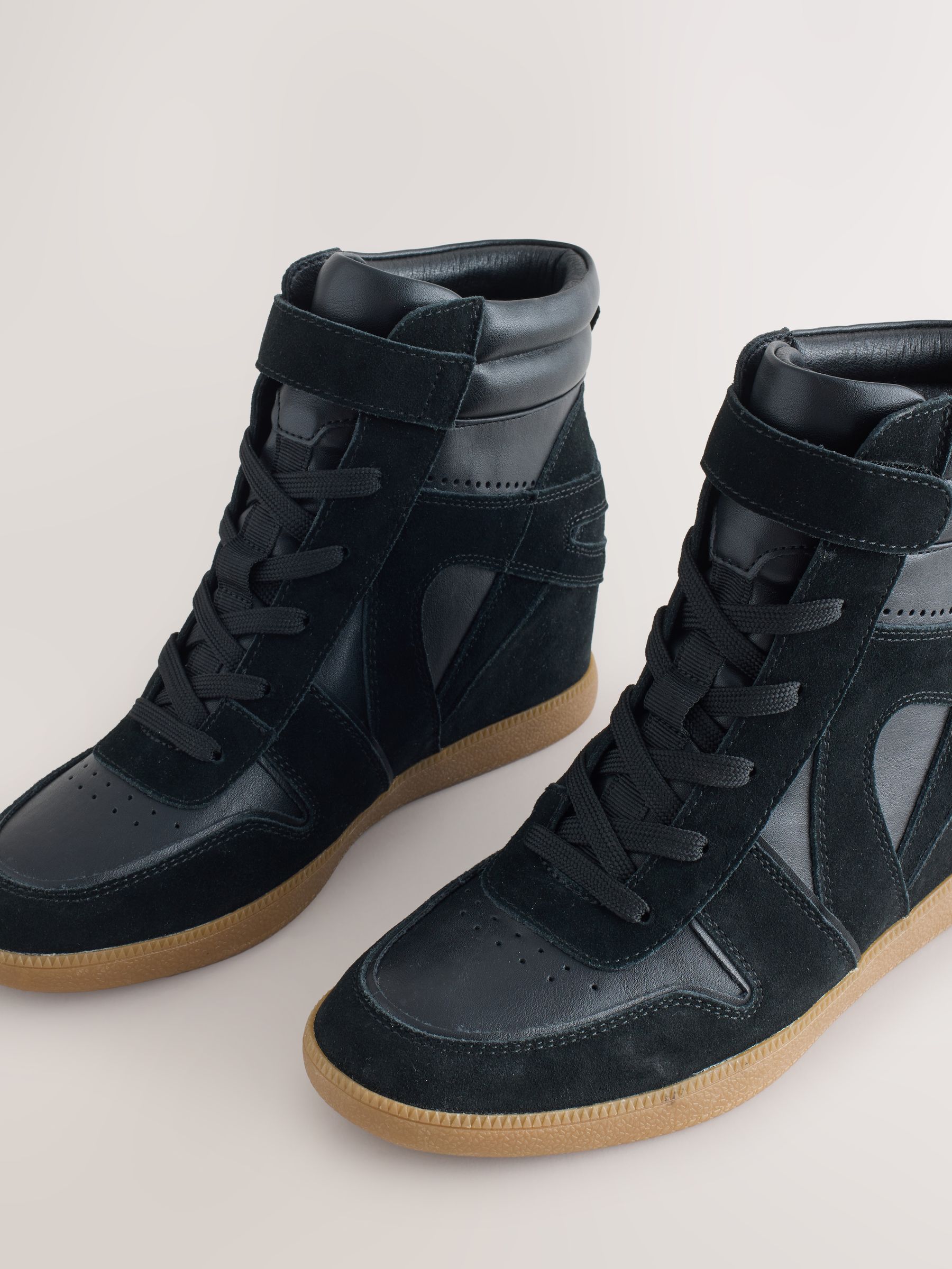 Zwart suède - Forever Comfort® sneakers met sleehak en veters