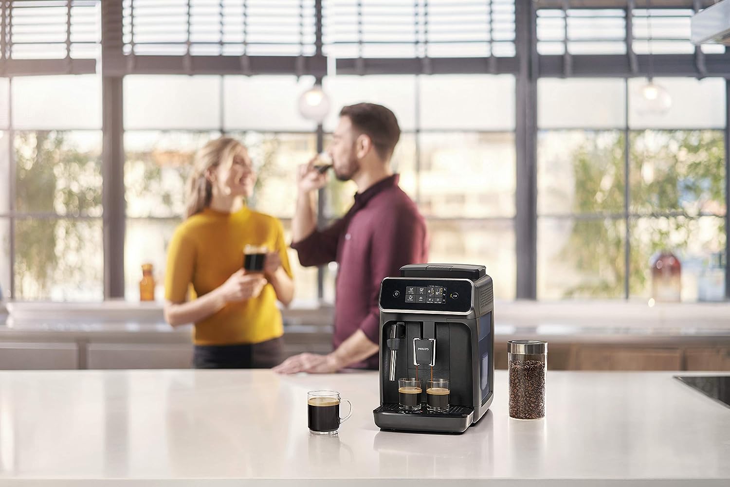 Máquina de café expresso totalmente automática PHILIPS Série 2200 - Espumador de leite clássico, 2 variedades de café, visor tátil intuitivo, preta (EP2220/14)