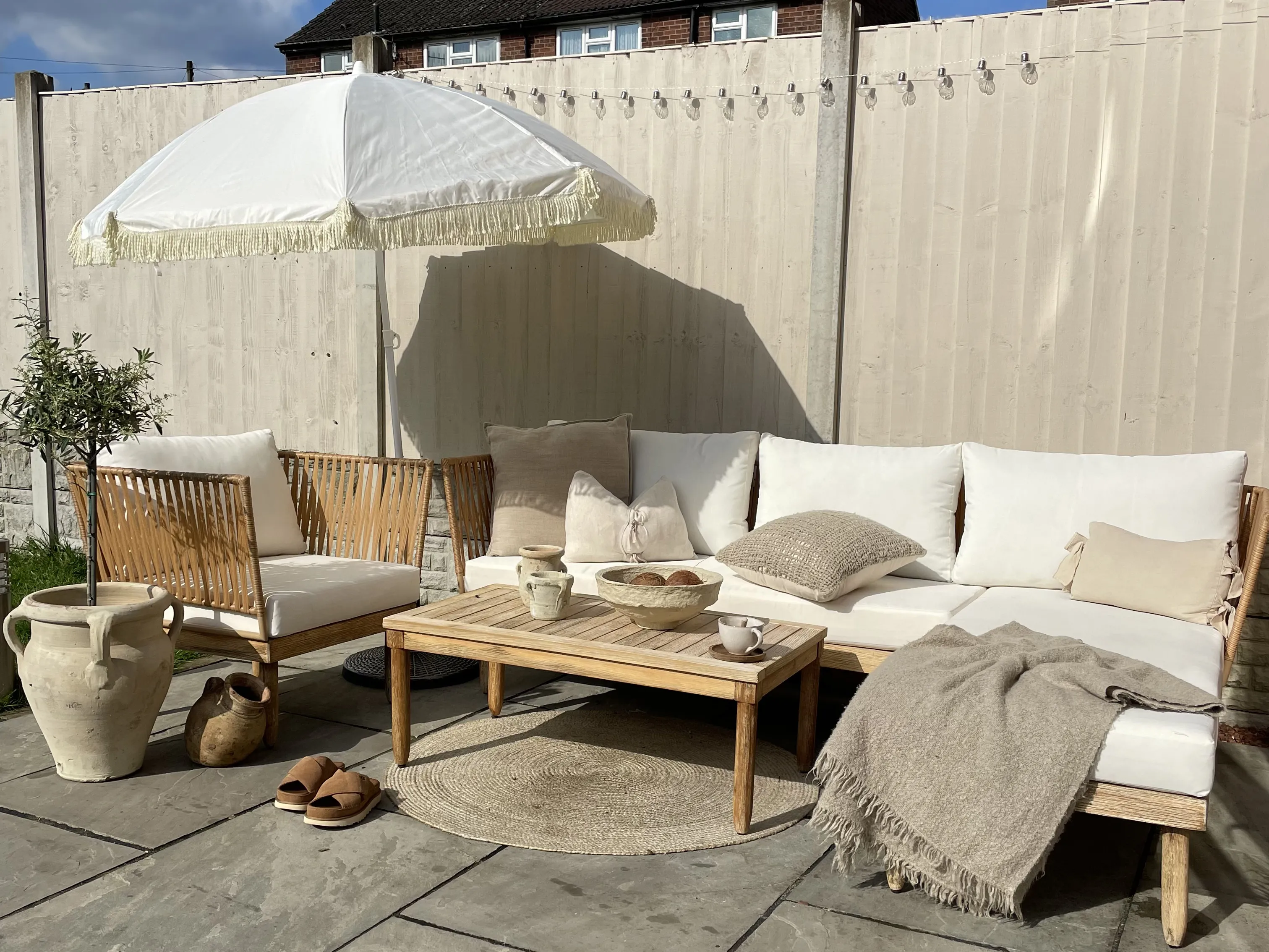 Loungeset met tafel 4-zits CREMONA linkszijdig Acaciahout Gebroken wit