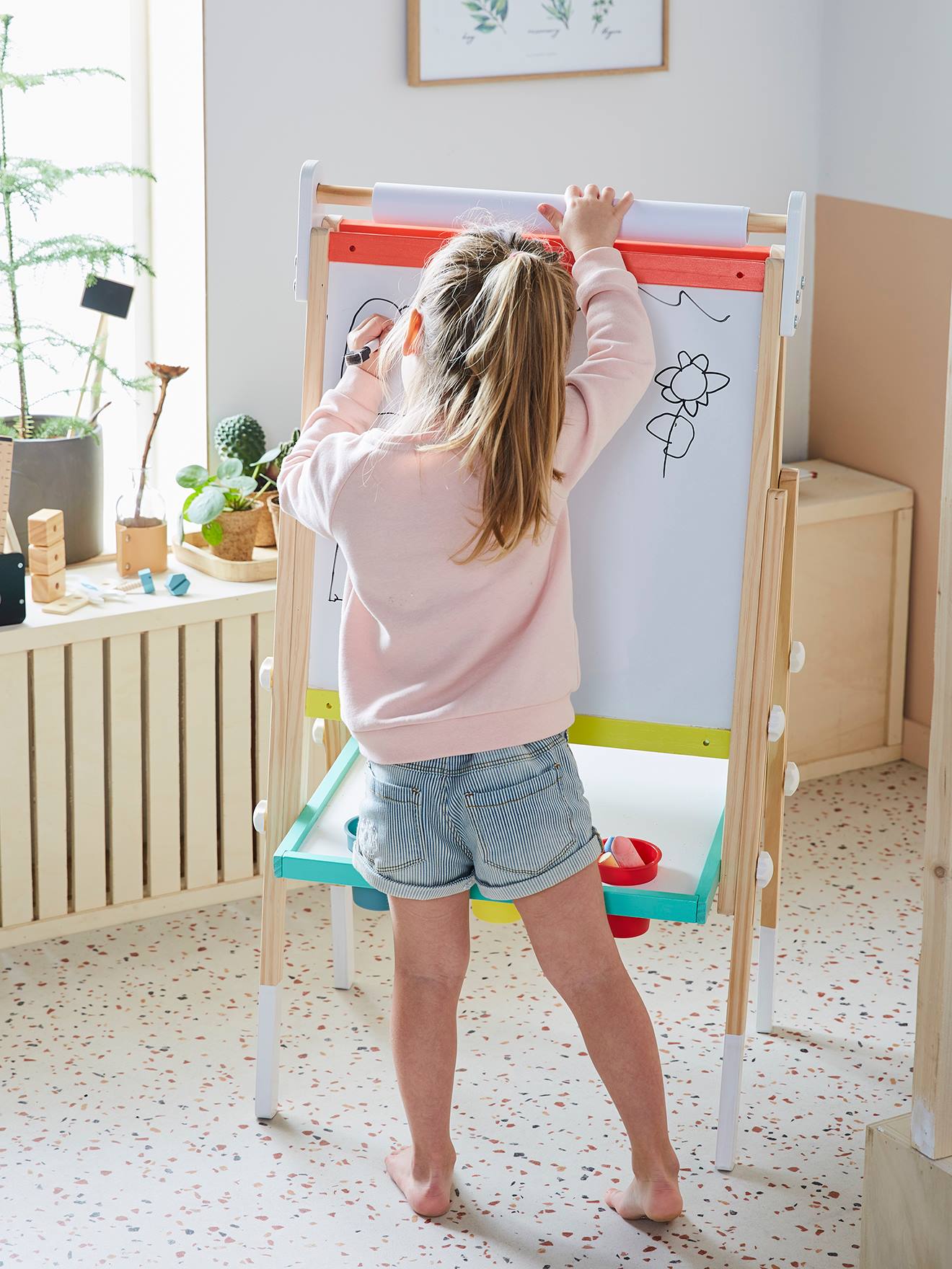 Quadro branco/quadro magnético 3 em 1, dobrável e com altura ajustável, feito de madeira com certificação FSC®, multicolorido.