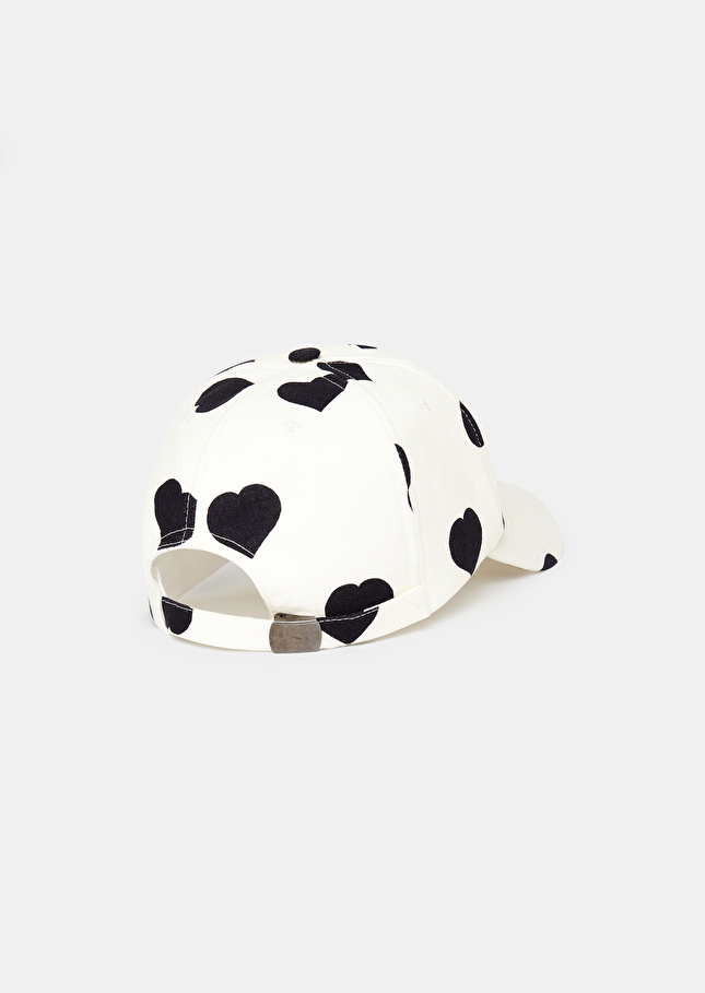 Casquette Caroleécru à motif coeur noir