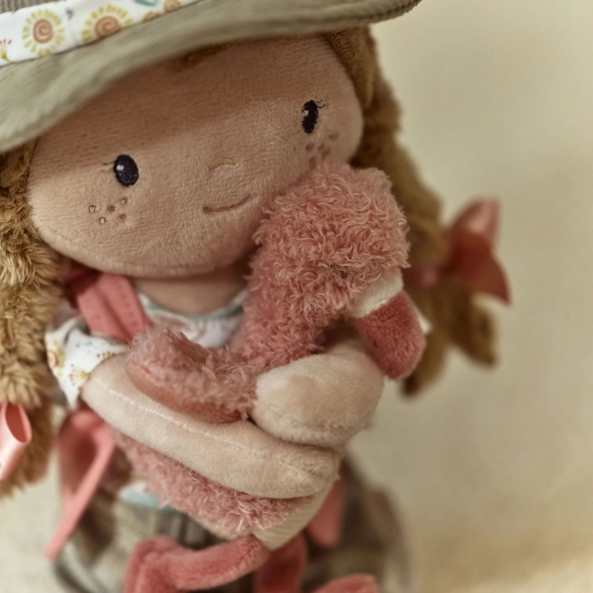 Safari Ranger Rosa knuffelpop met flamingo – zacht & avontuurlijk