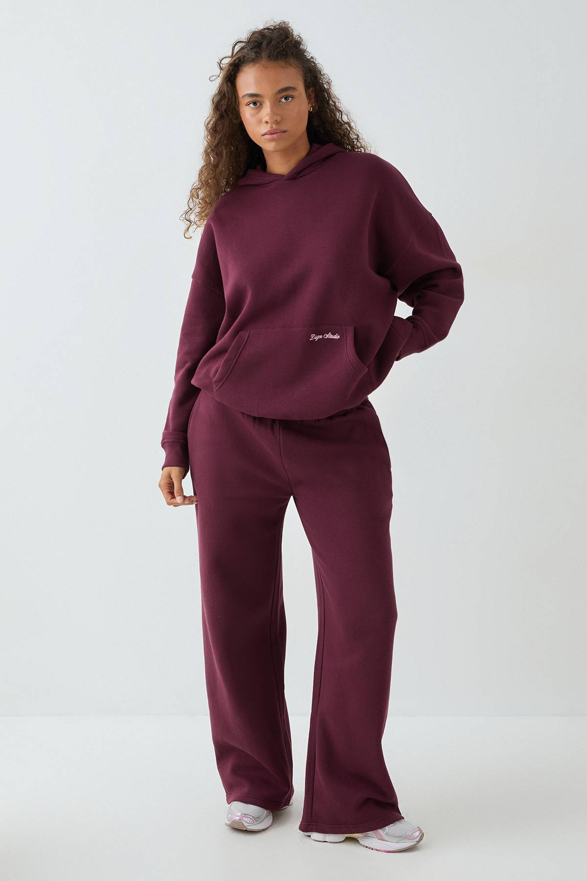 Ensemble de Jogging à Casynthétiqueche DSGN Studio avec Broderie Script