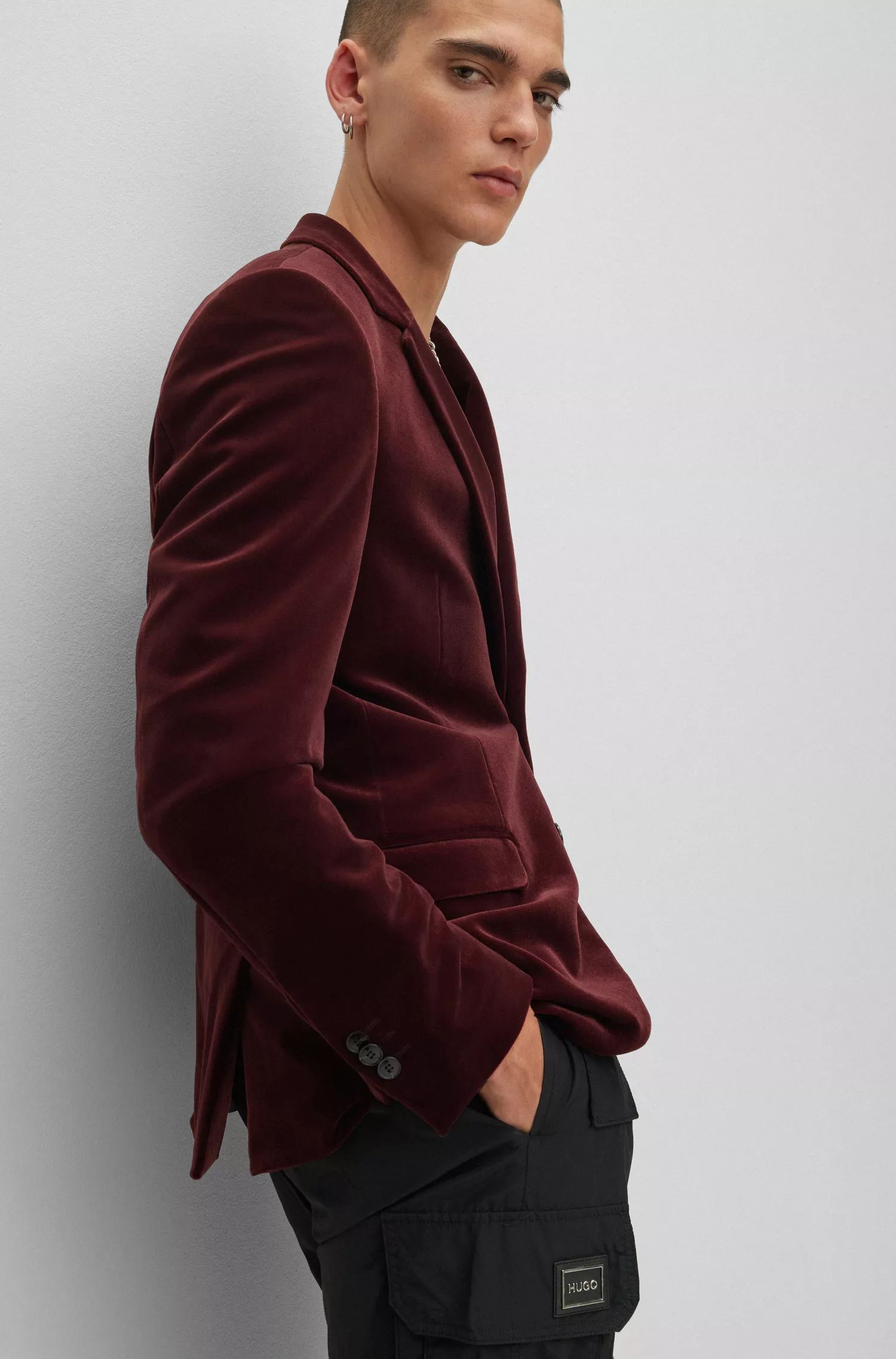 Jaqueta HUGO vermelha, extra slim fit, em veludo elástico.