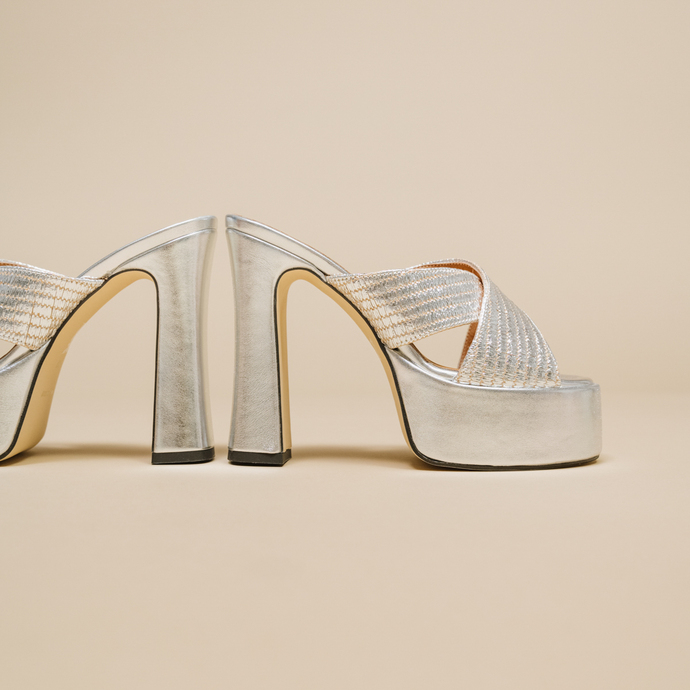 Mules à brides croisées et plateformes  en raphia métallisé argent