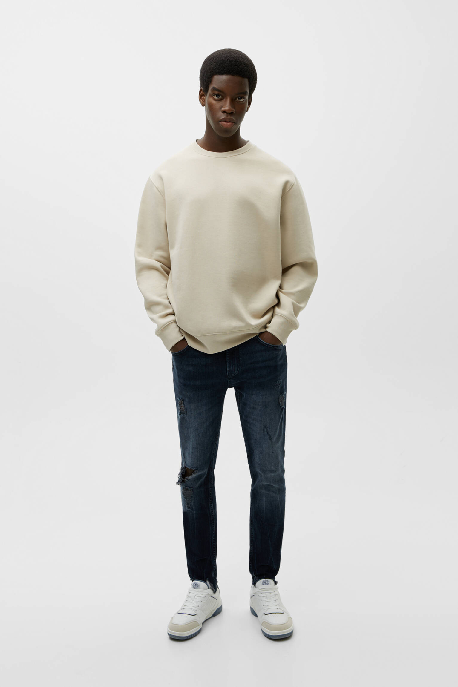 Calça jeans skinny rasgada com barra desfiada - Azul lavanda