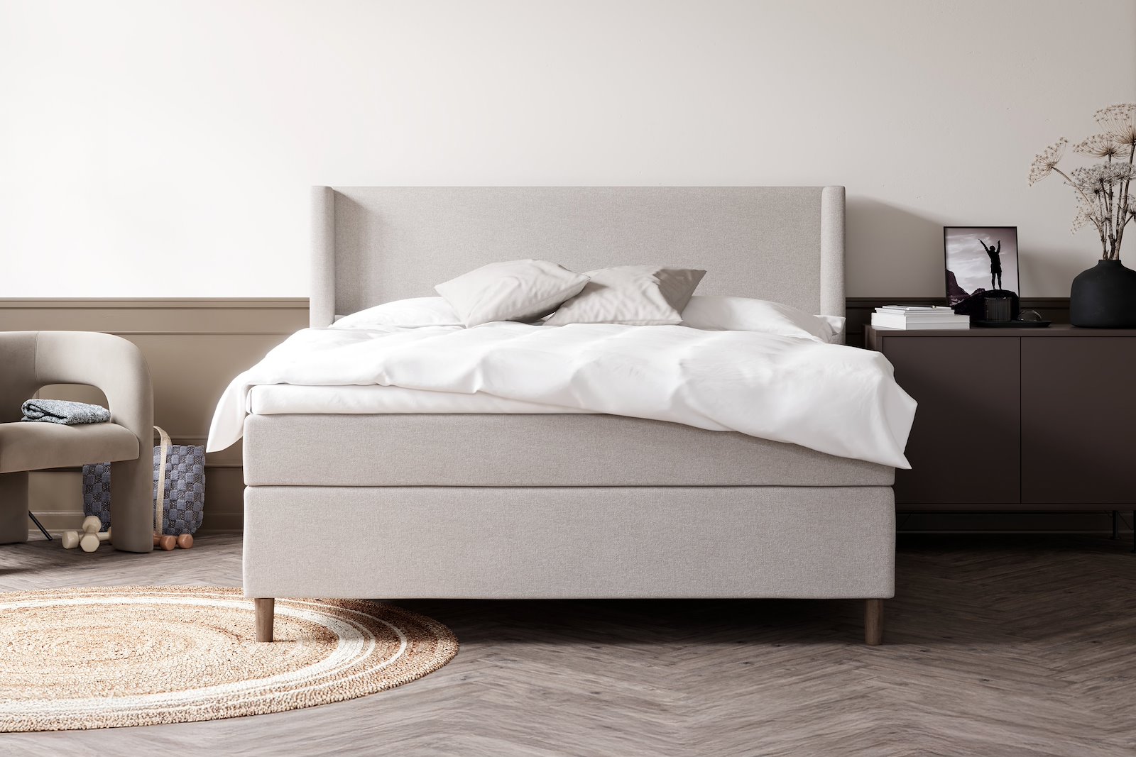 SL10 kontinentalseng 210x210 cm Tekstil Natural 56 Medium/Medium m/Premium hyperflex overmadrass og Round smoked oak ben 13cm. Sengegavl selges separat.