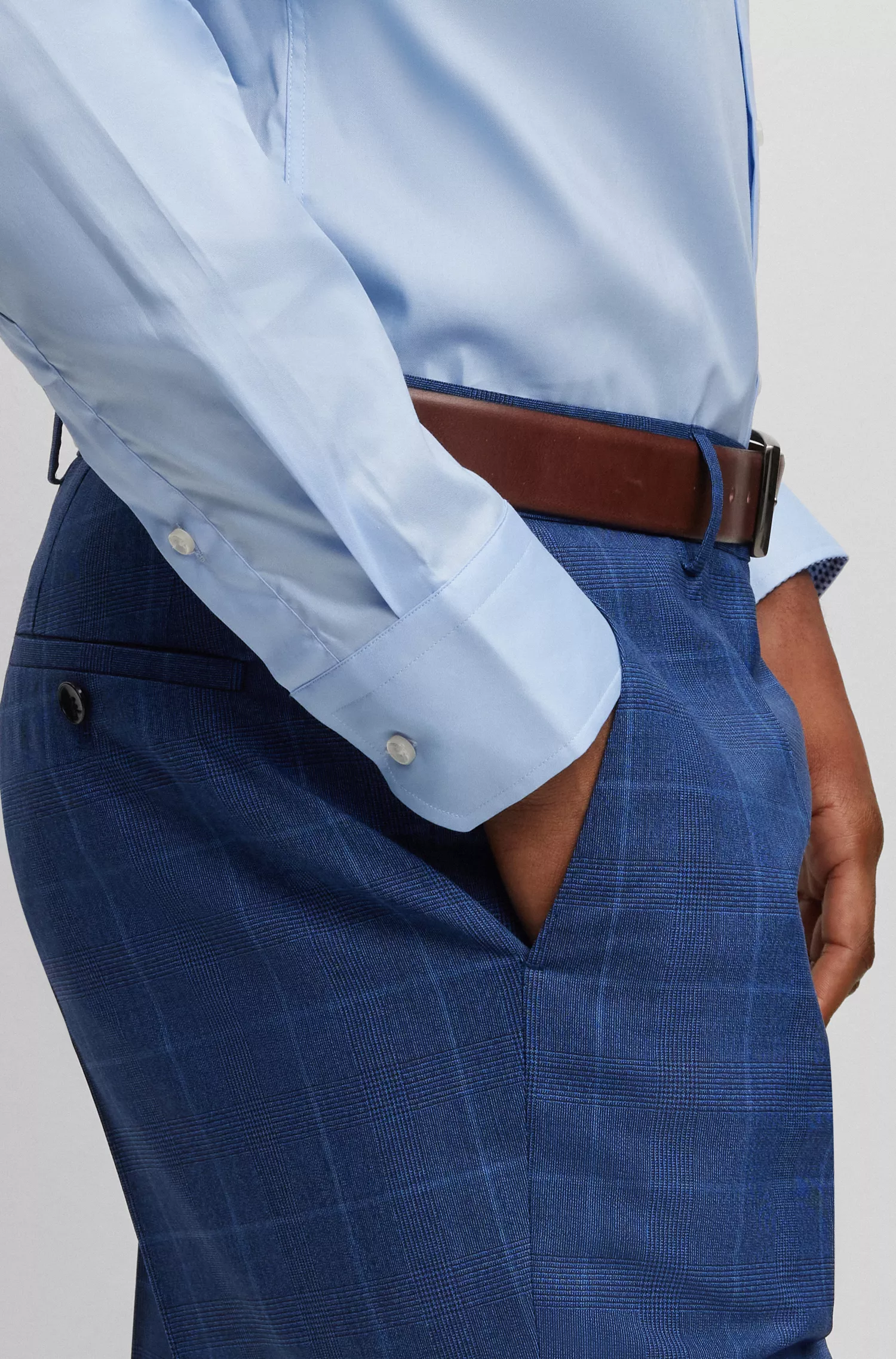Camisa BOSS preta de corte regular em popeline de algodão fácil de passar.