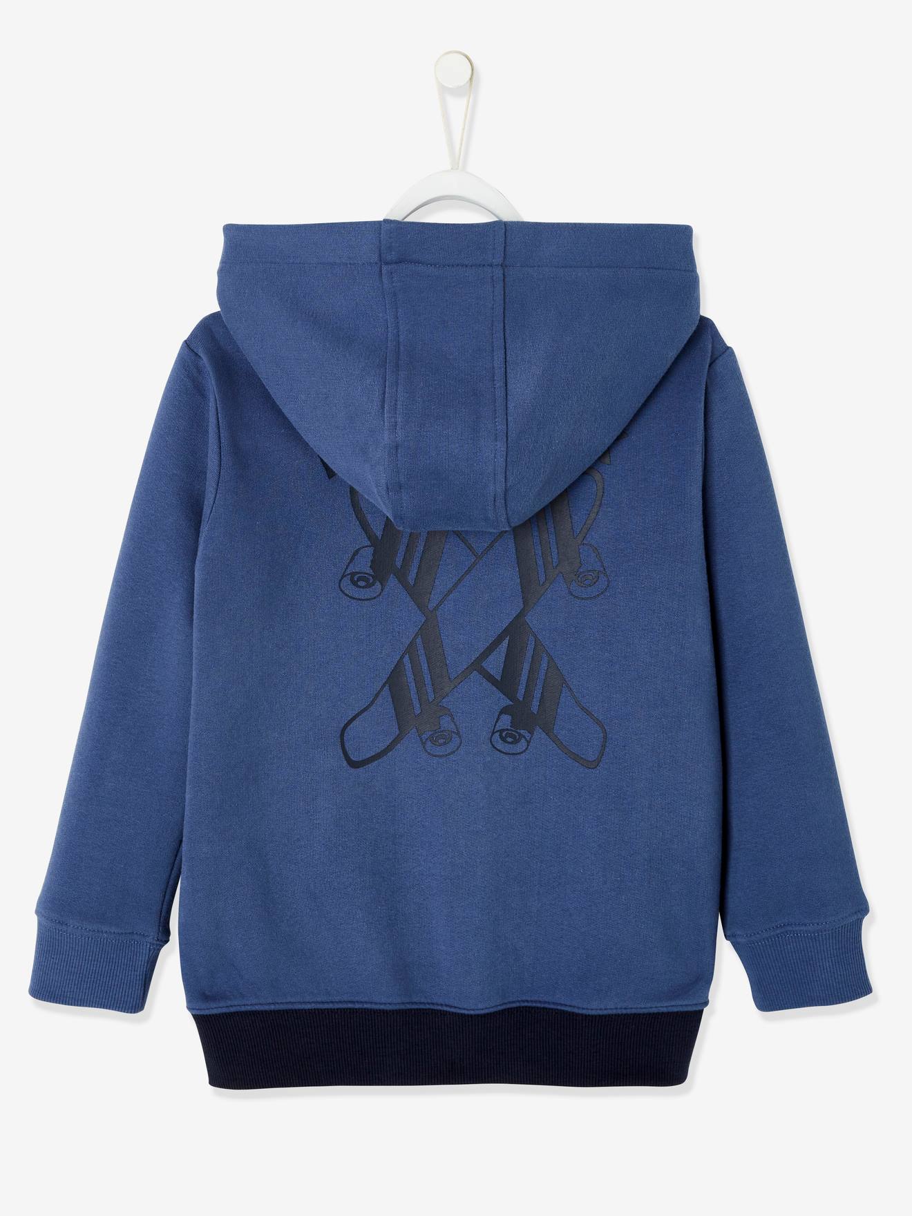 Moletom com zíper e blocos de cores com estampa de skate nas costas, azul escuro liso com detalhes.