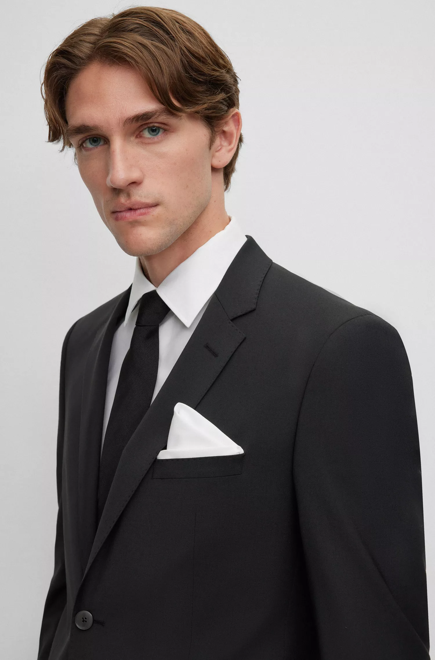 Lenço de bolso BOSS preto, fabricado na Itália, em algodão fácil de passar.