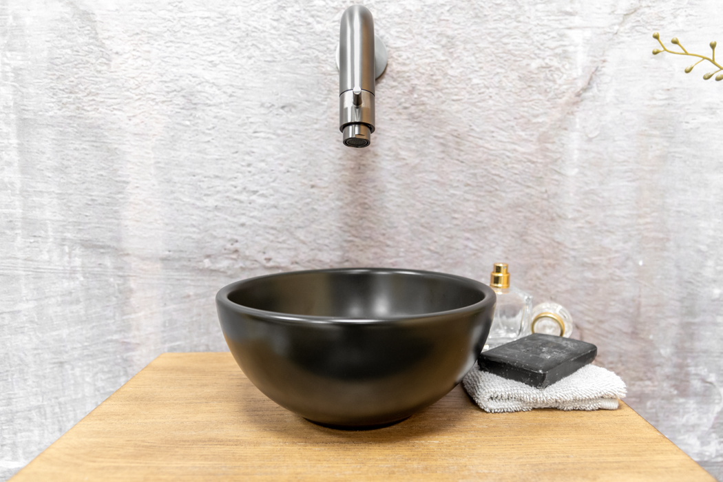 Saniclear Seba fonteinset met bruin eiken plank, zwarte waskom en verouderd ijzer kraan voor in het toilet