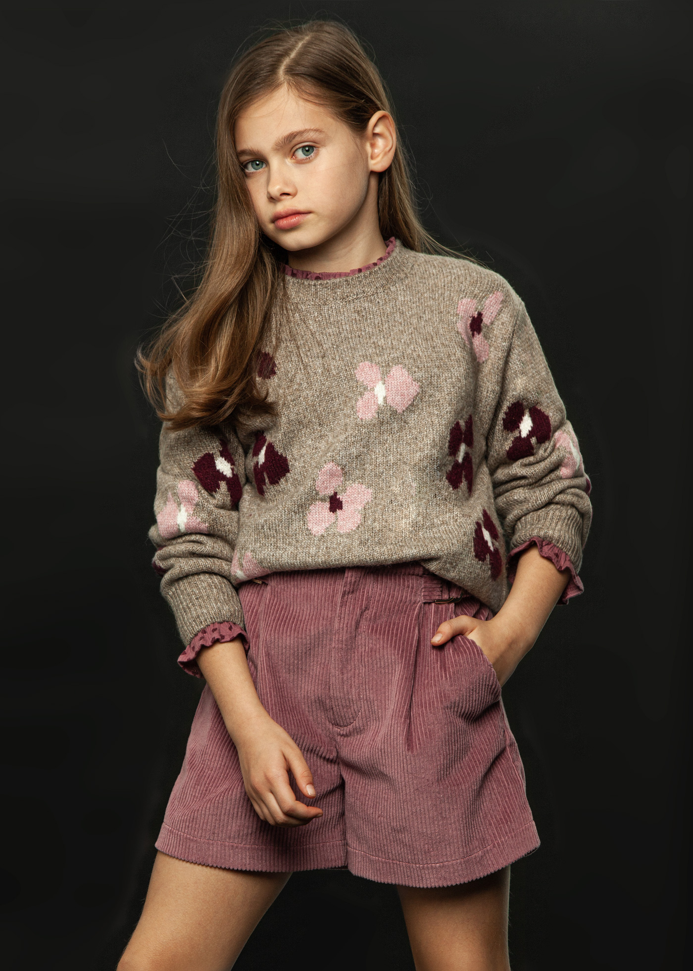 menina de veludo cotelê curto