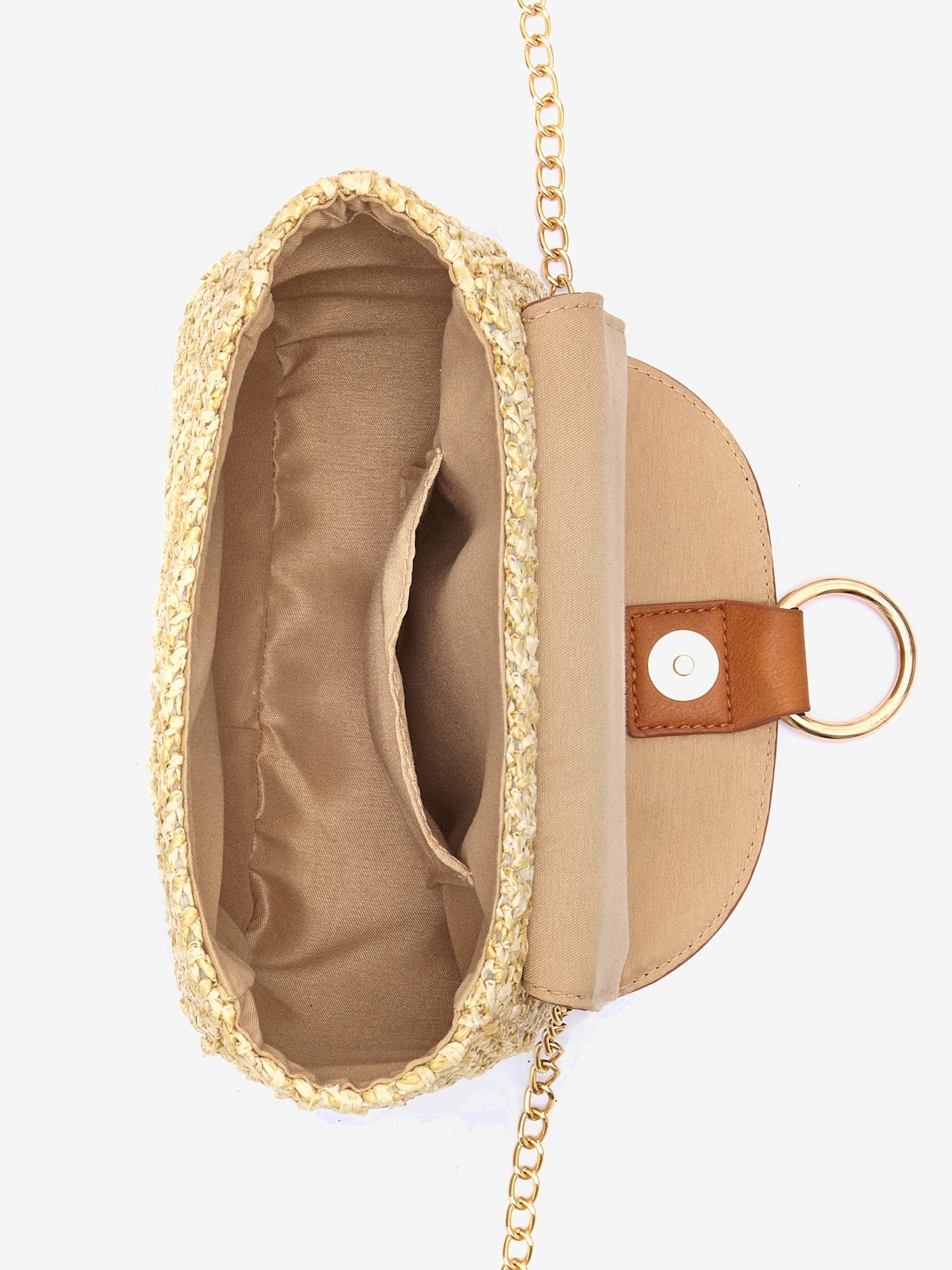 Sac à main en imitation raphia avec détails chaînes couleur or sur la bandoulière