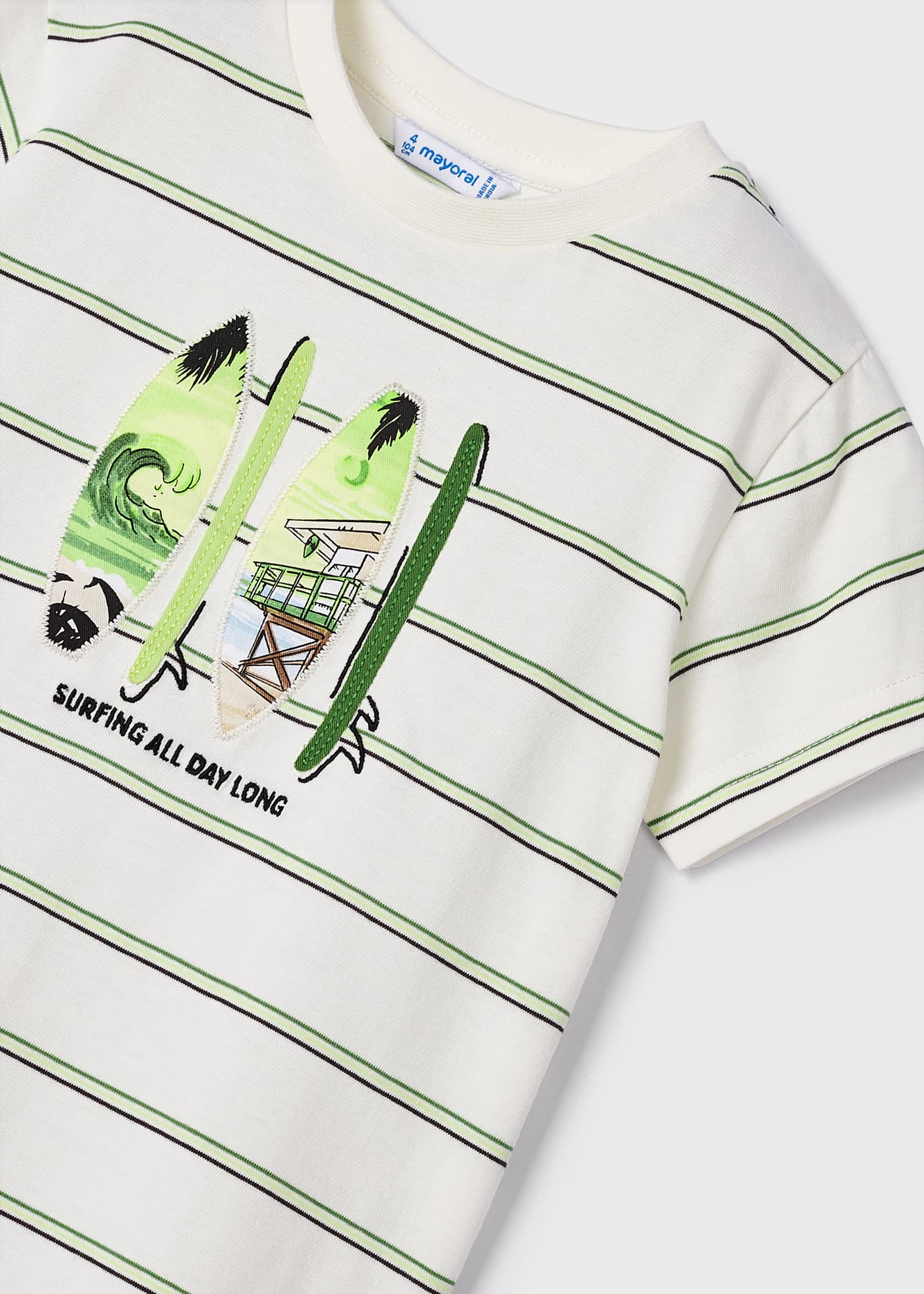 Camiseta infantil com bordados em algodão sustentável.