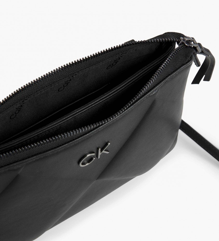 Bolsa Calvin Klein Re-Lock Matelassada, Preta