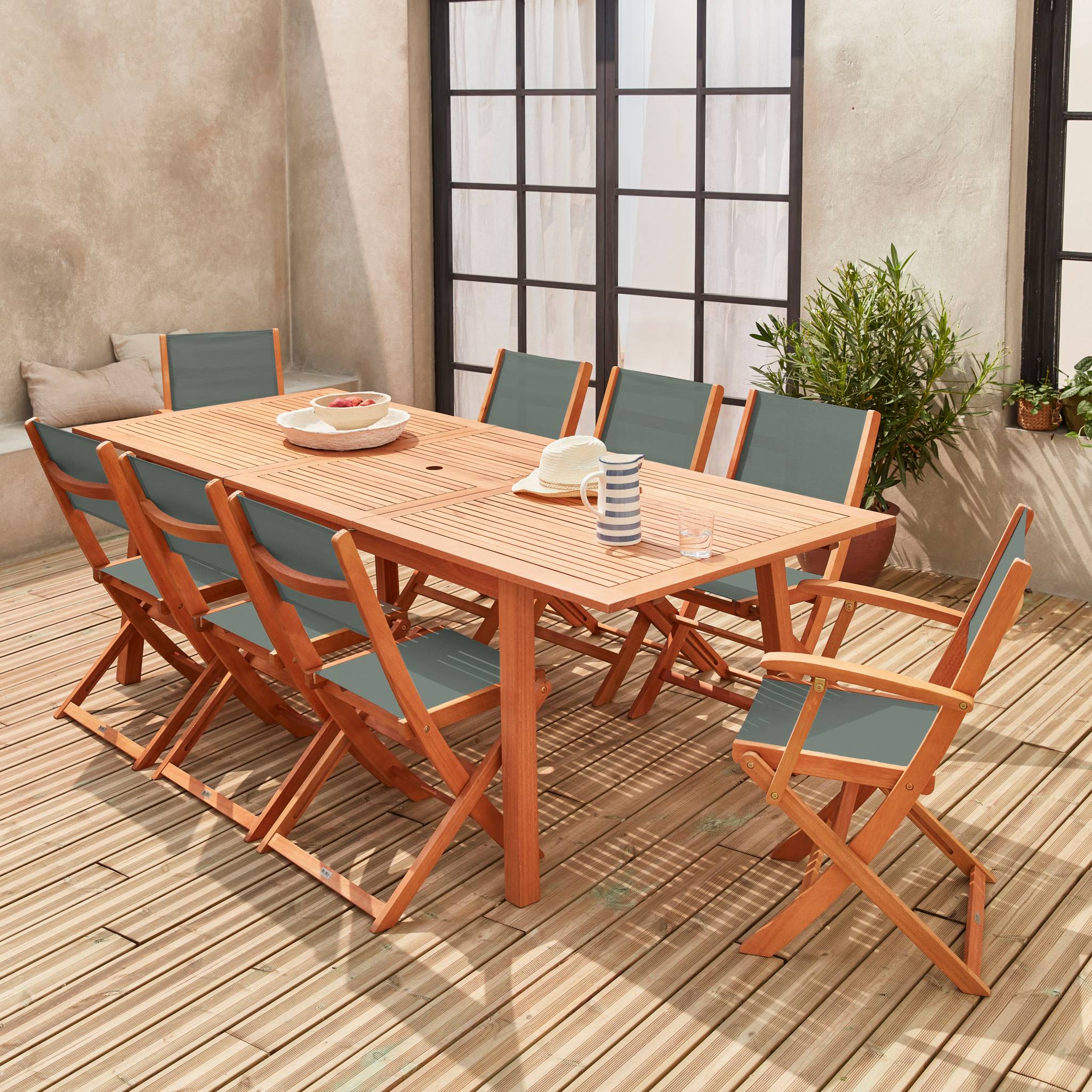 sweeek - Uitschuifbare houten tuintafel, 8 stoelen