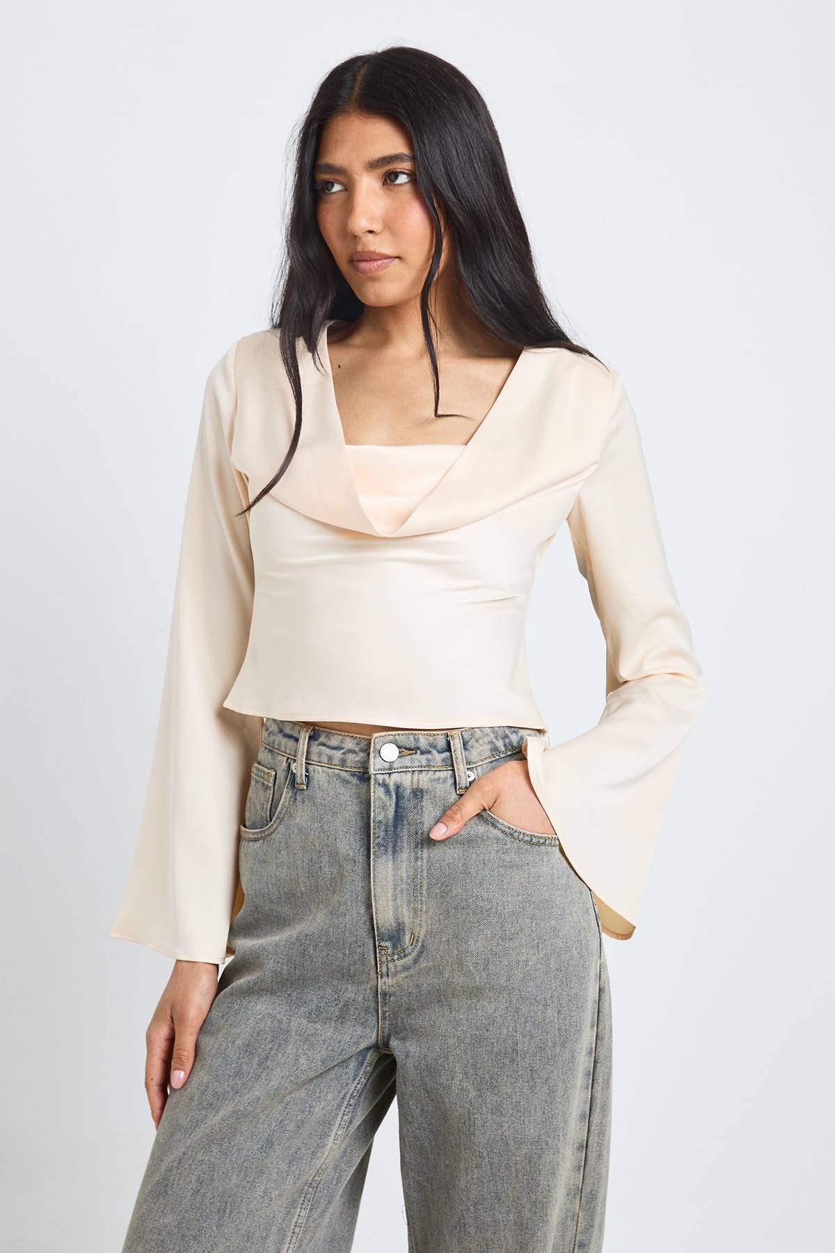 boohoo Haut À Manches Longues En Satin Avec Col Bénitier Pour Grandes Tailles