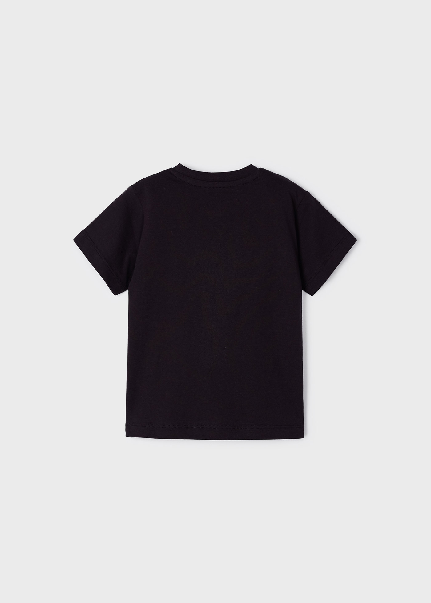 Camiseta infantil masculina em algodão sustentável com estampa.