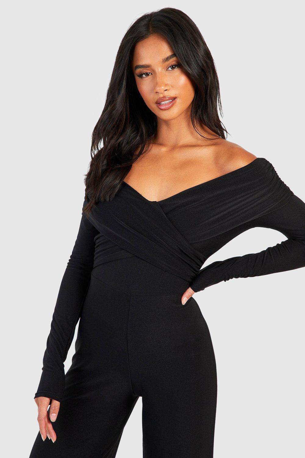 boohoo Combinaison Petite Premium Slinky à Décolleté Bardot et Détail Torsadé