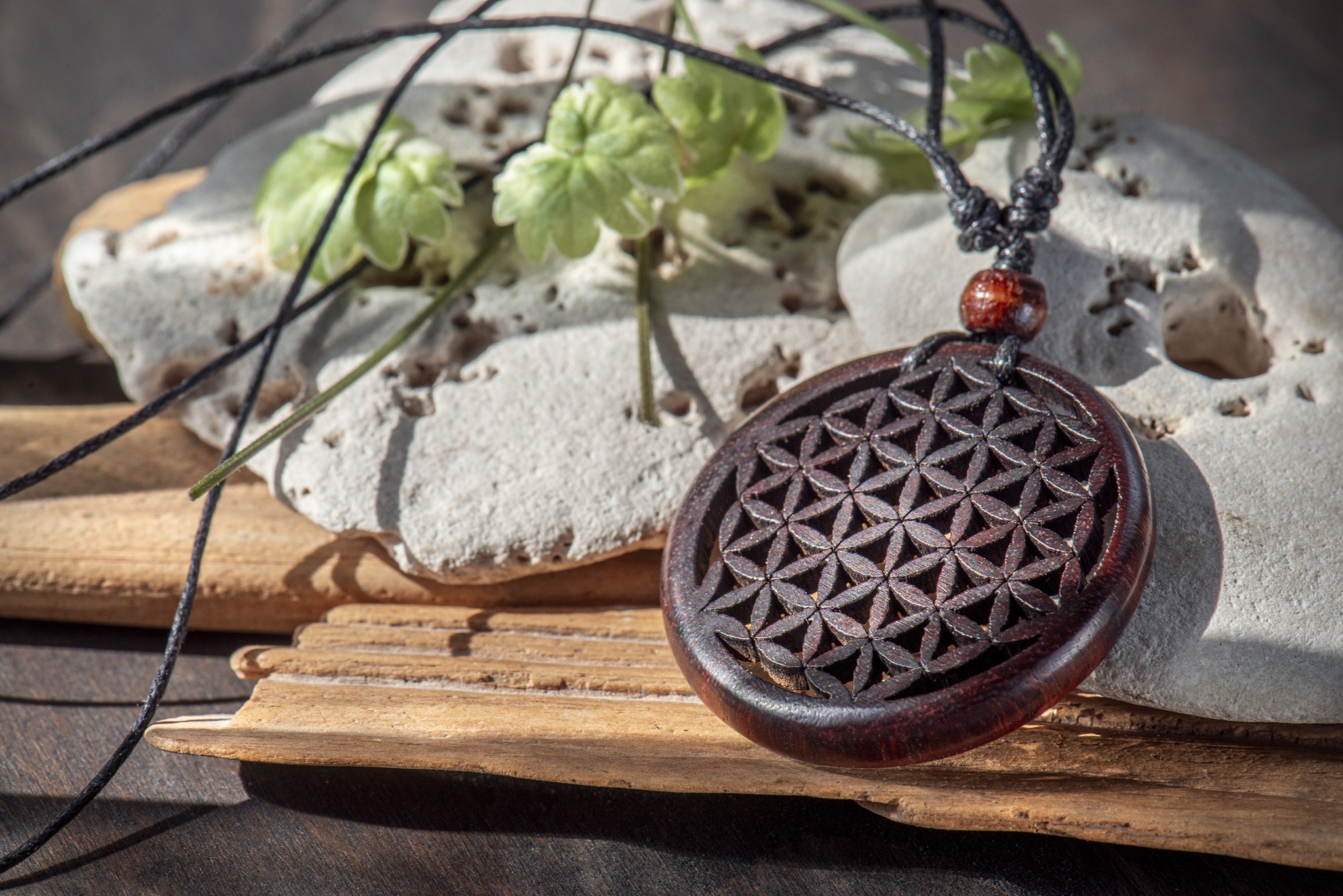 Halskette 'Flower of Life', aus Holz, L 40 cm, Ø 4,2 cm günstig bestellen