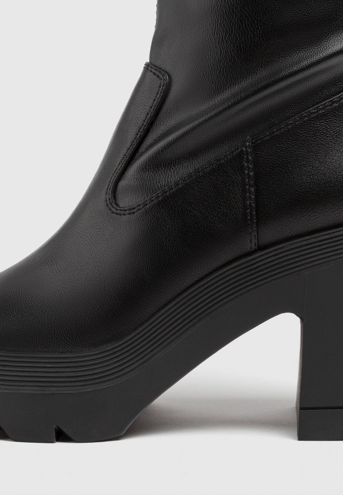 Botas de cano curto com plataforma e salto alto