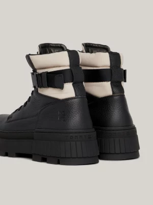 Botas de couro com fivela e solado grosso