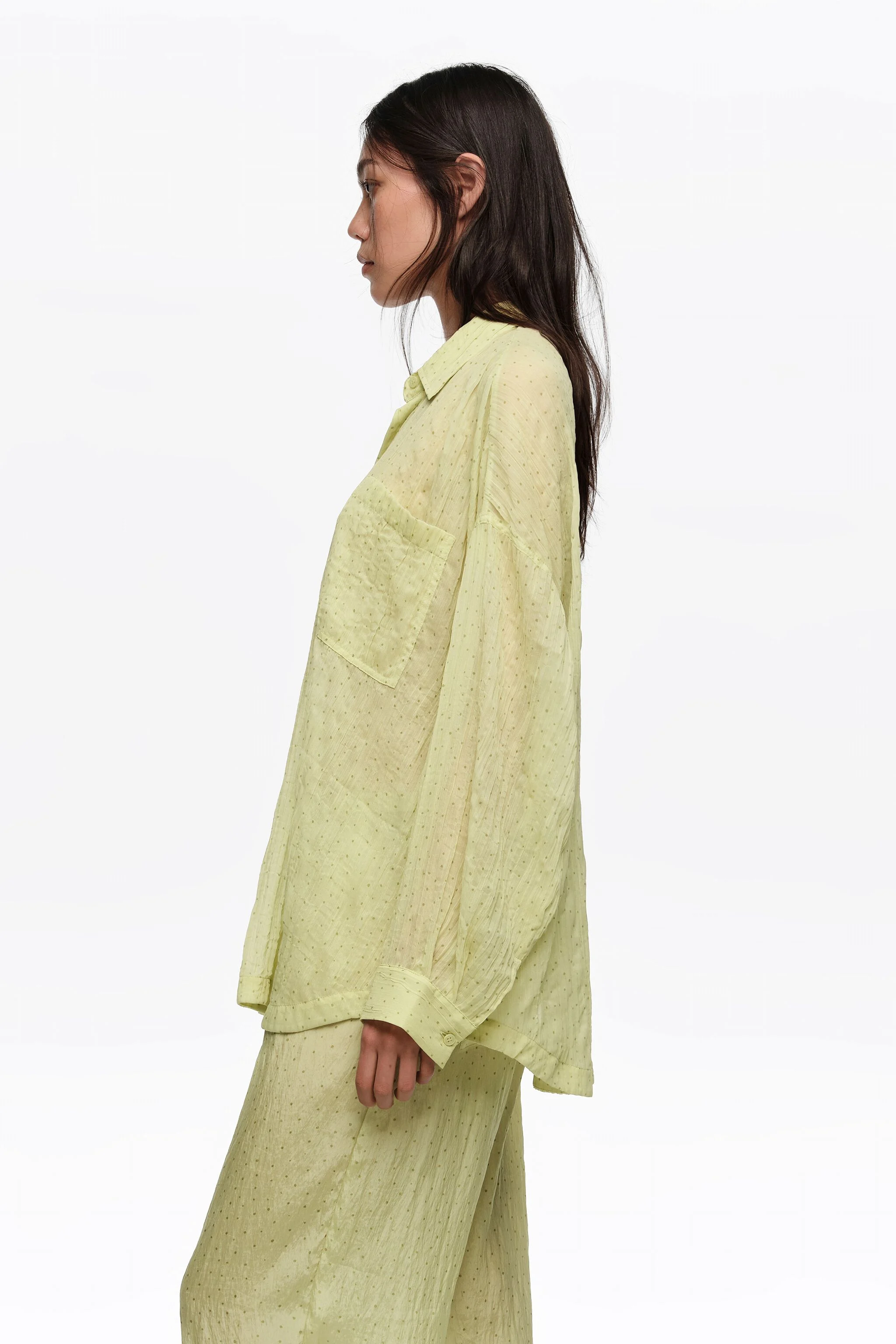 Camisa oversized plissada com mini bolinhas verde-oliva