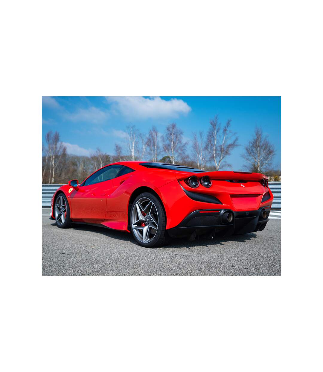 Circuit Château Gaillard : 6 tours au volant d'une Ferrari F8 Tributo - SMARTBOX - Coffret Cadeau Sport & Aventure