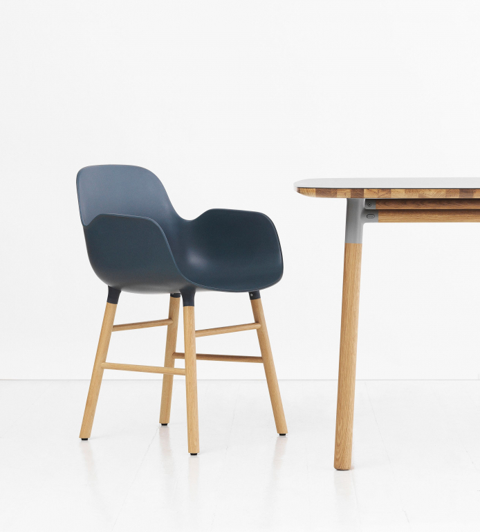 Normann Copenhagen Form Armchair stoel met eiken onderstel blauw