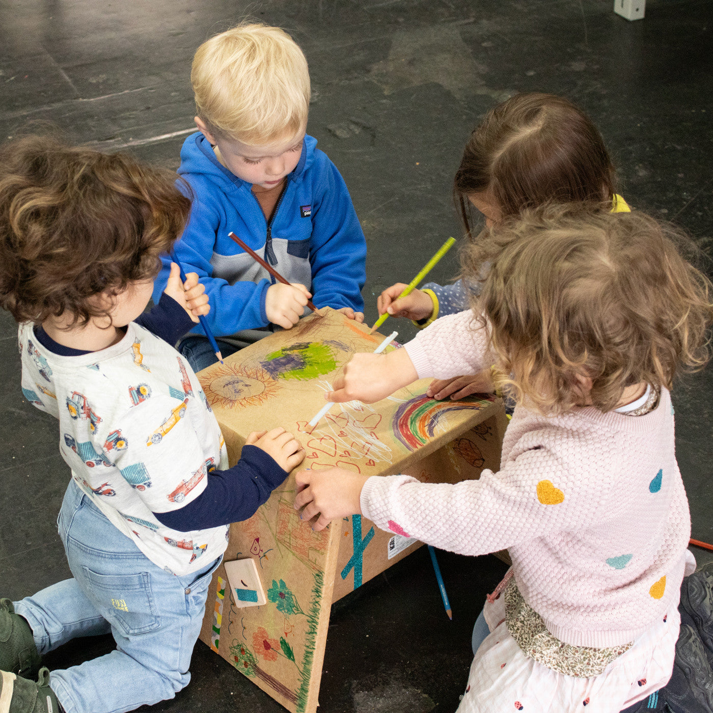Kinderhocker aus Karton Dreikäsehoch