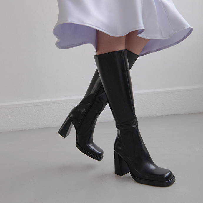 Bottes à talons et bouts carrés  en cuir noir