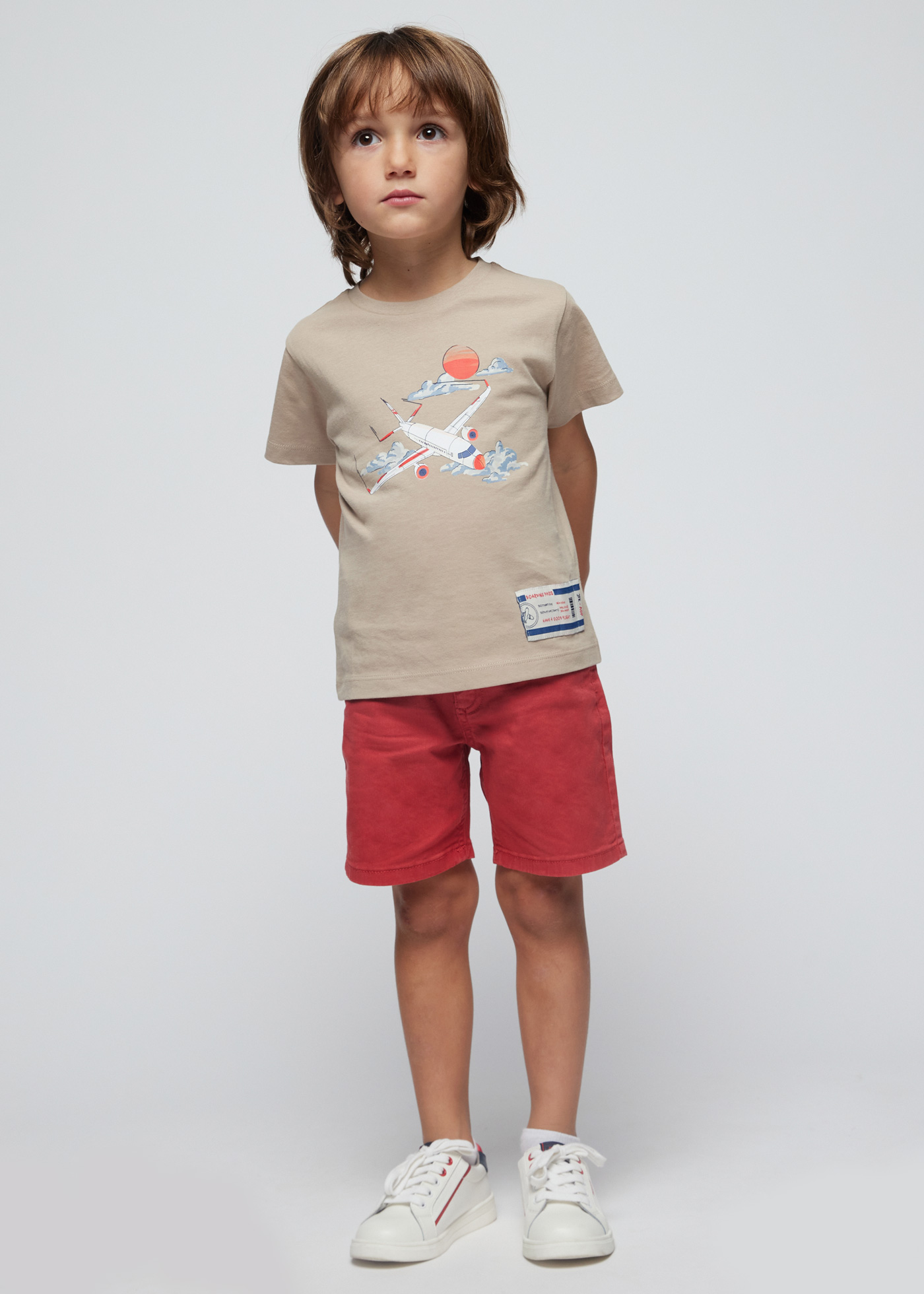 Camiseta Better Cotton com estampa de avião para meninos, cor creme.