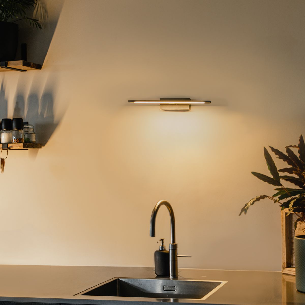 Moderne wandlamp zwart 41,5 cm incl. LED IP44 - Jerre