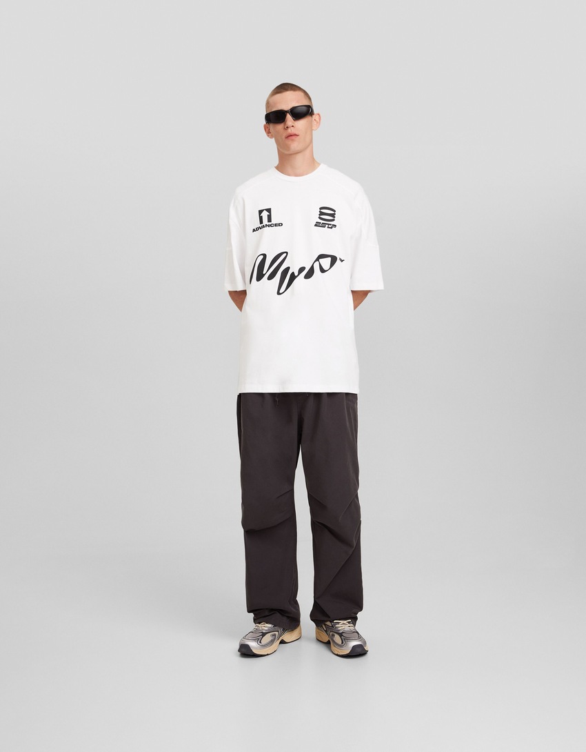 Camiseta esportiva de manga curta com modelagem quadrada